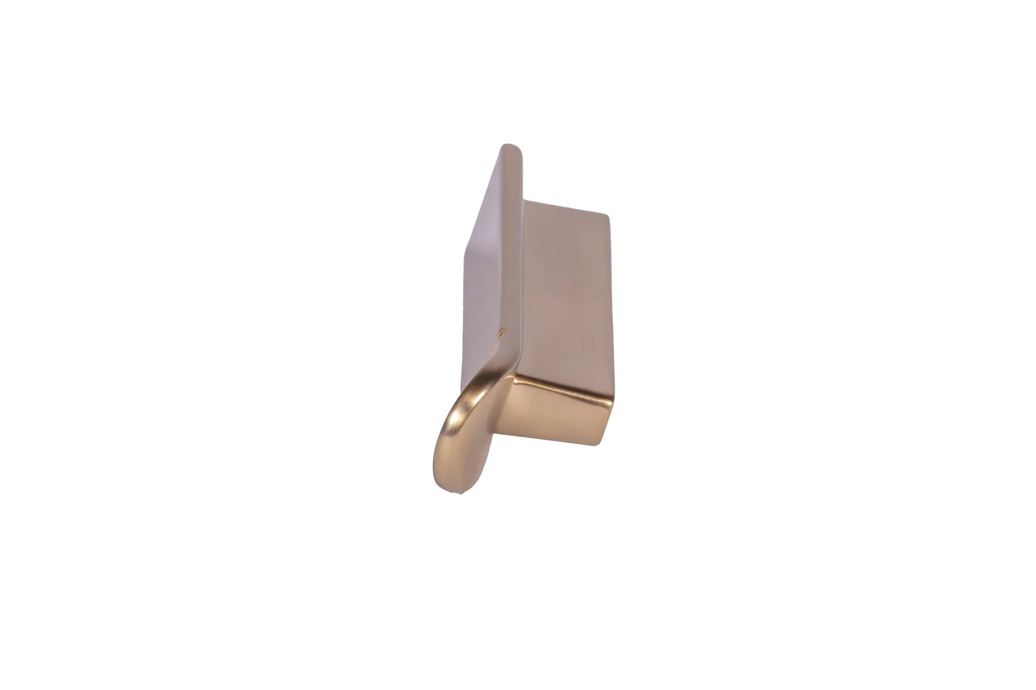 Mantara Darius Handle Z-0030 is a modern zinc handle in brushed gold finish, ideal for kitchen and dresser drawers.