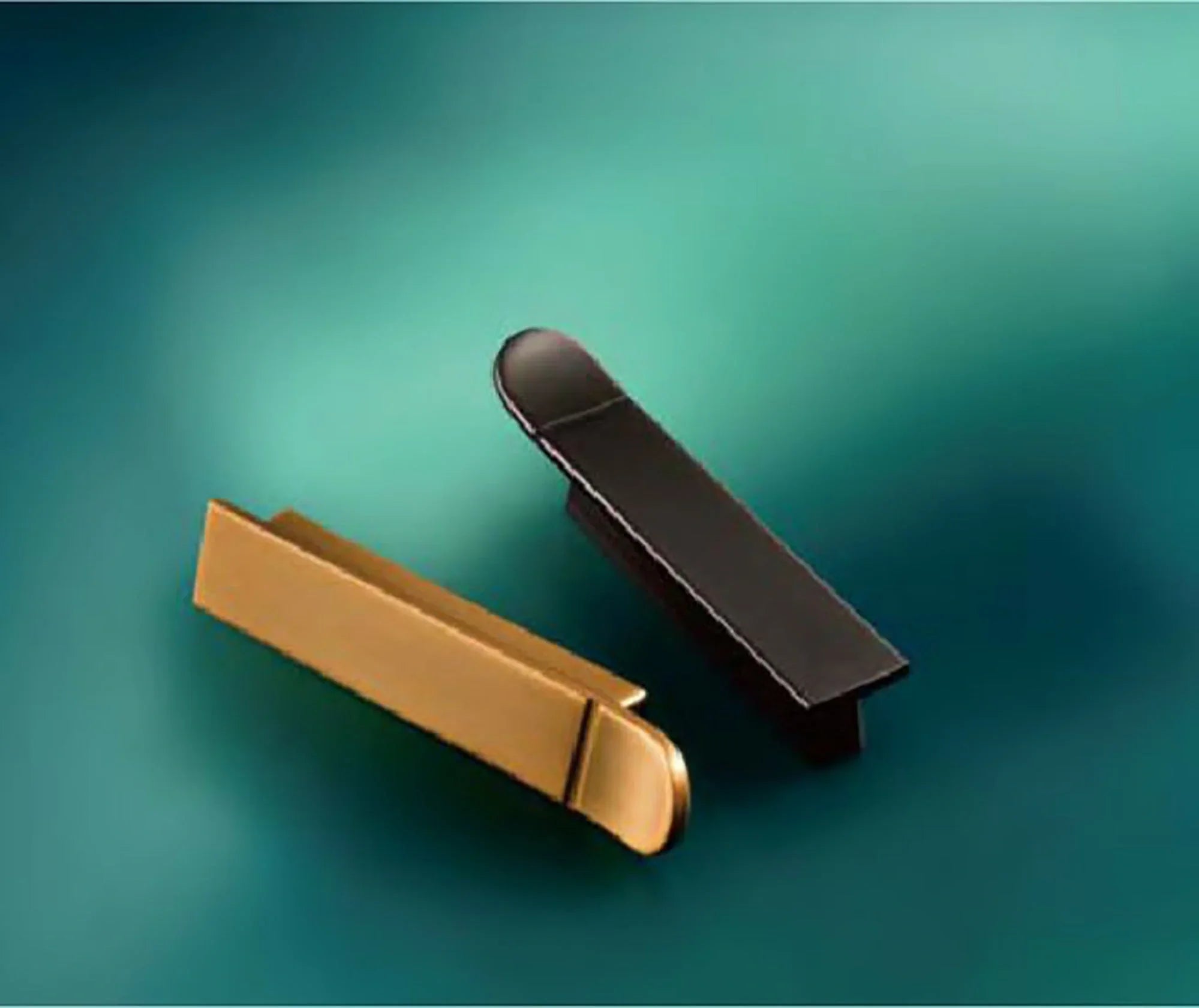 Mantara Darius Handle Z-0030 is a modern zinc handle in brushed gold and grey finish, ideal for kitchen and dresser drawers.