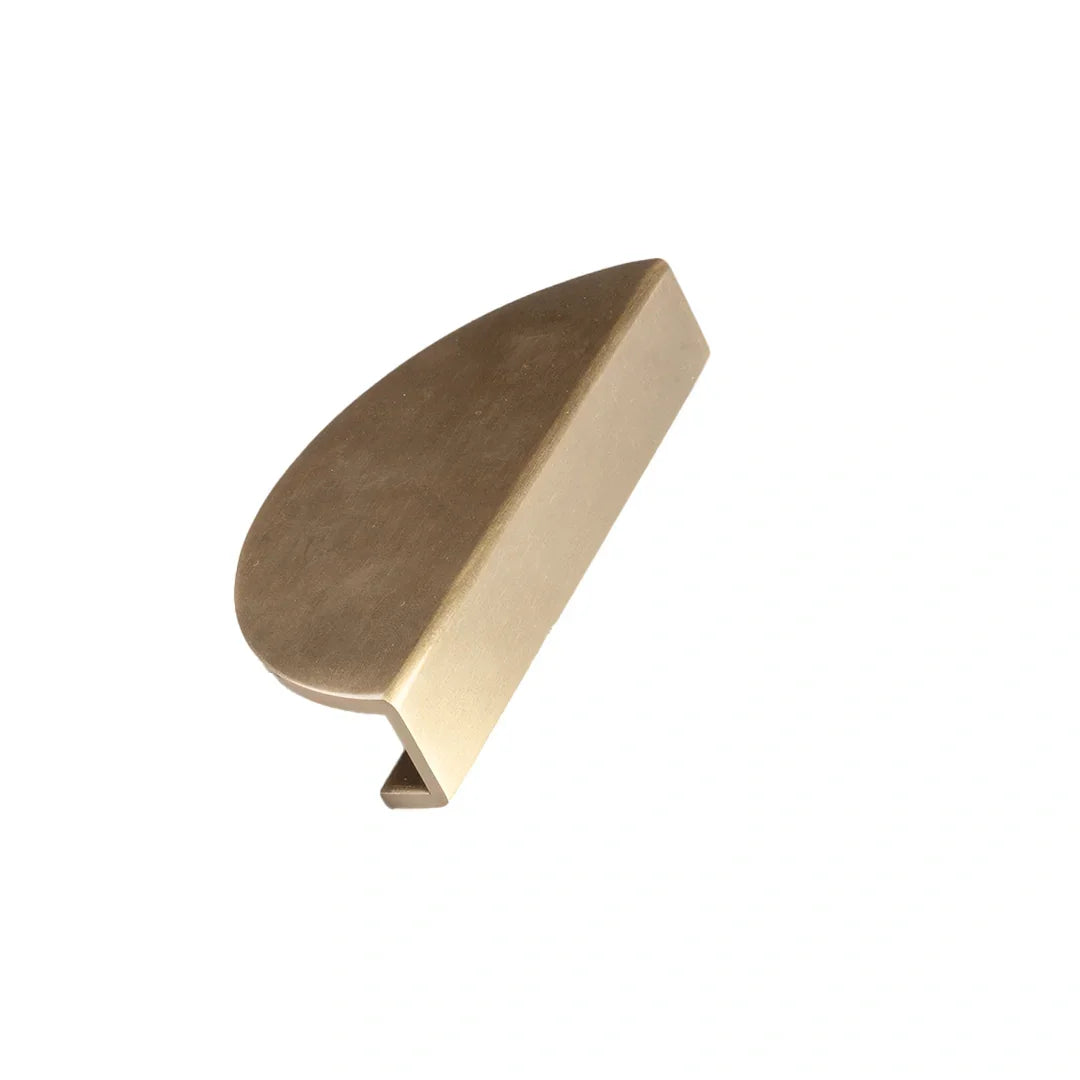 The Eliza Handle by Mantara B-0114 is a modern brushed brass handle in gold, ideal for drawers and cabinets.