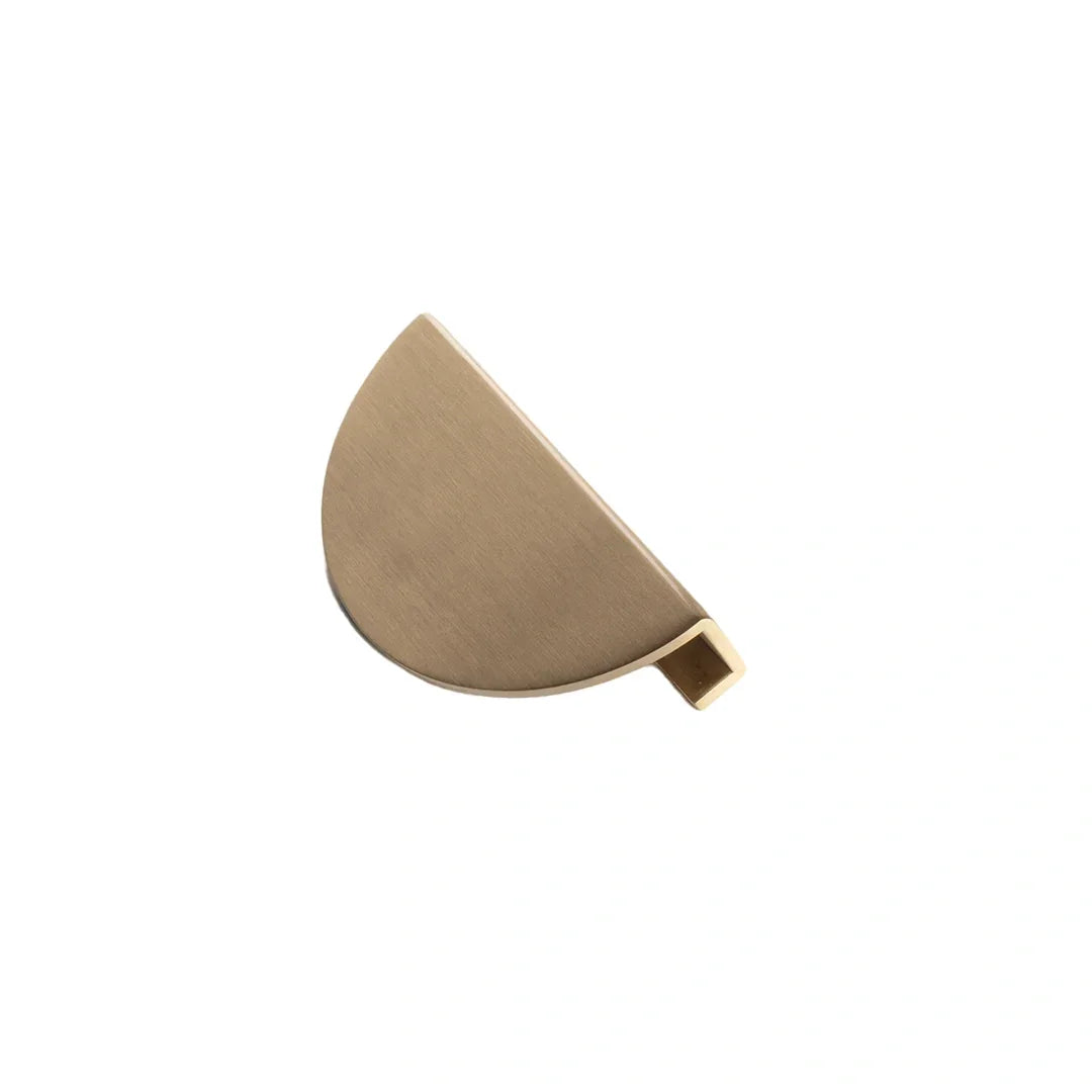 The Eliza Handle by Mantara B-0114 is a modern brushed brass handle in gold, ideal for drawers and cabinets.