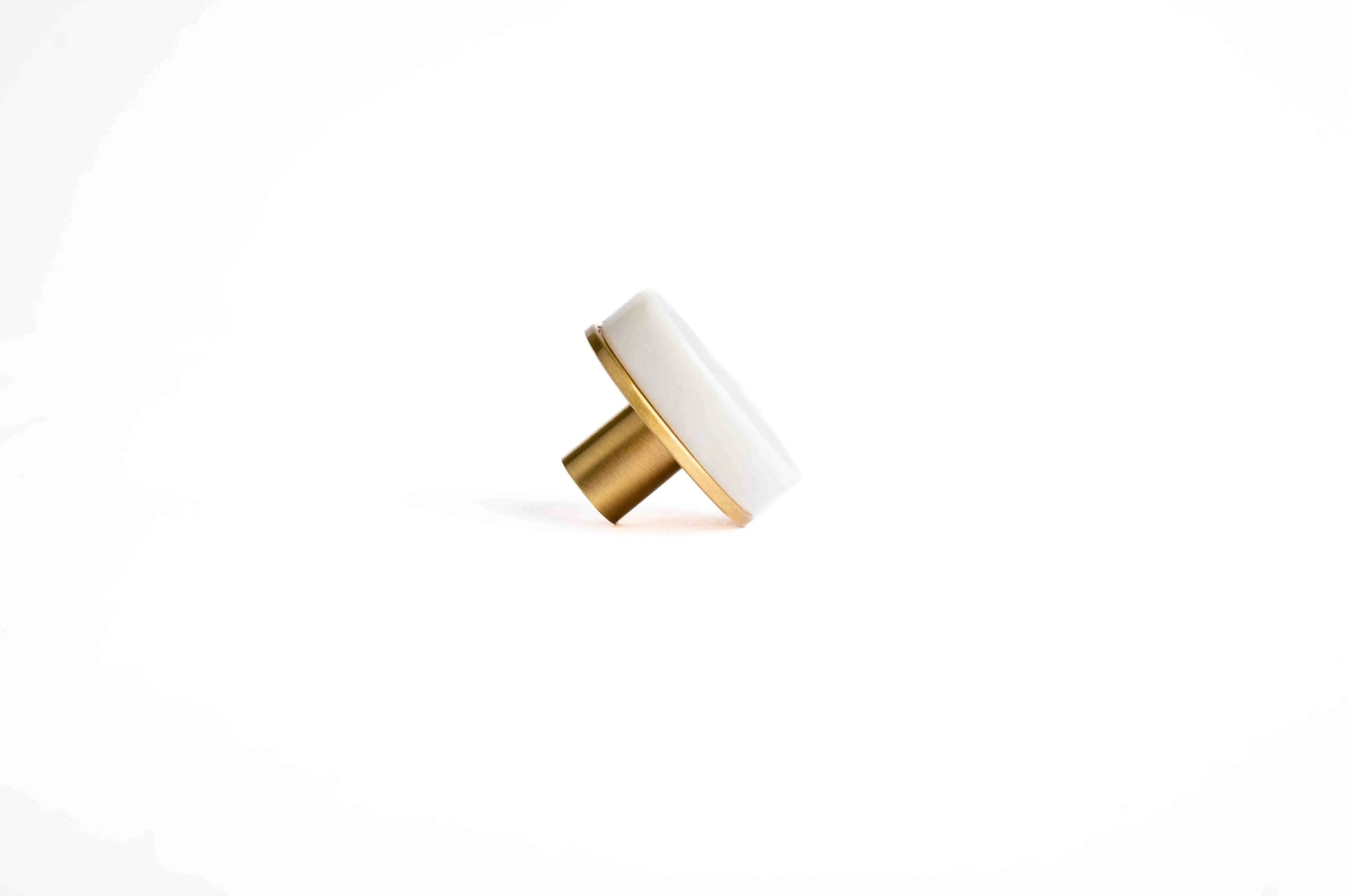 Elysian Knob M-0016 in white marble and brass, 32mm, polished face with brushed stem, for kitchen and dresser drawers.