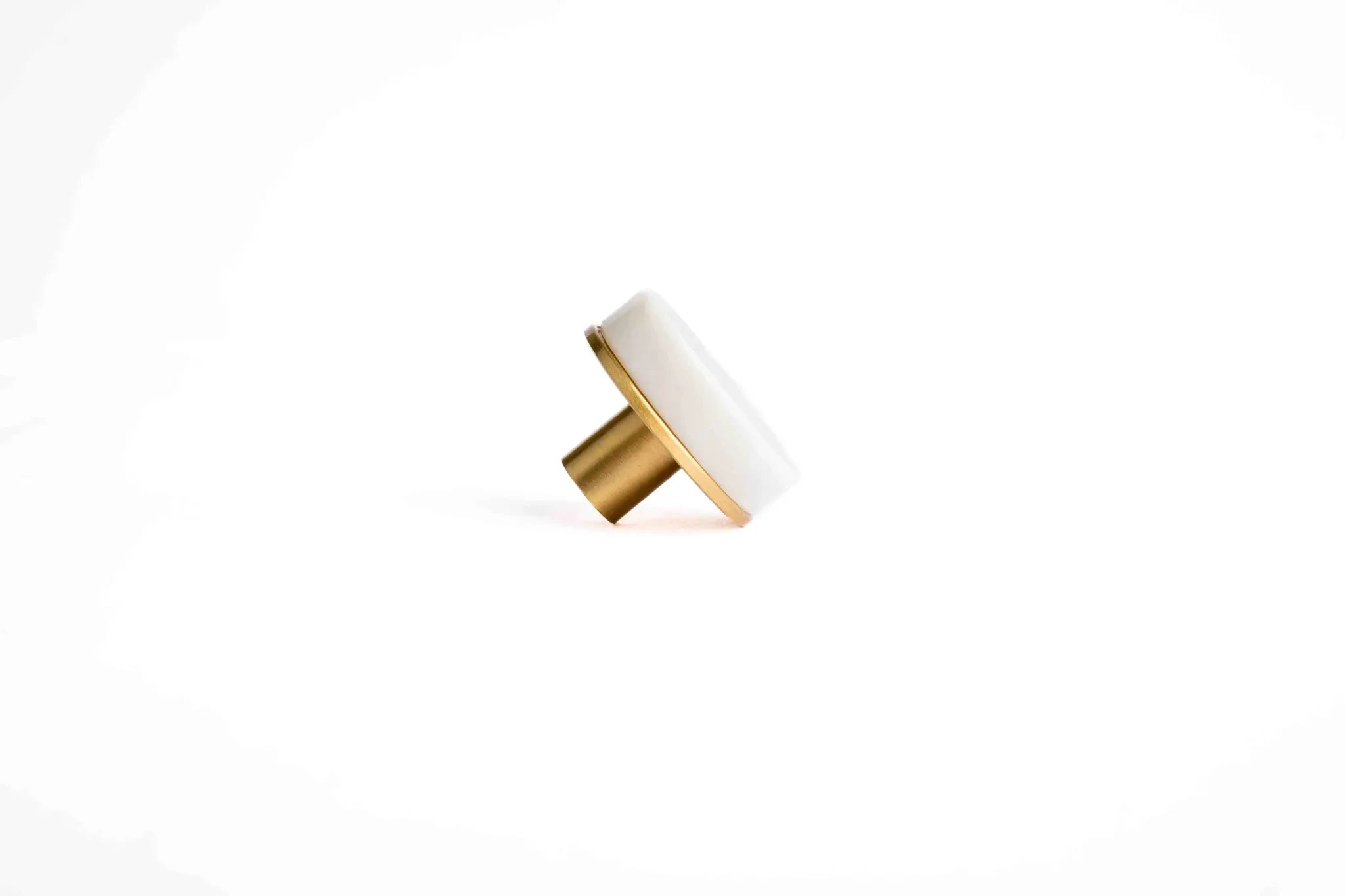 Mantara Elysian Knob M-0016 is a modern marble & brass knob in white,ideal for kitchen & dresser drawers.