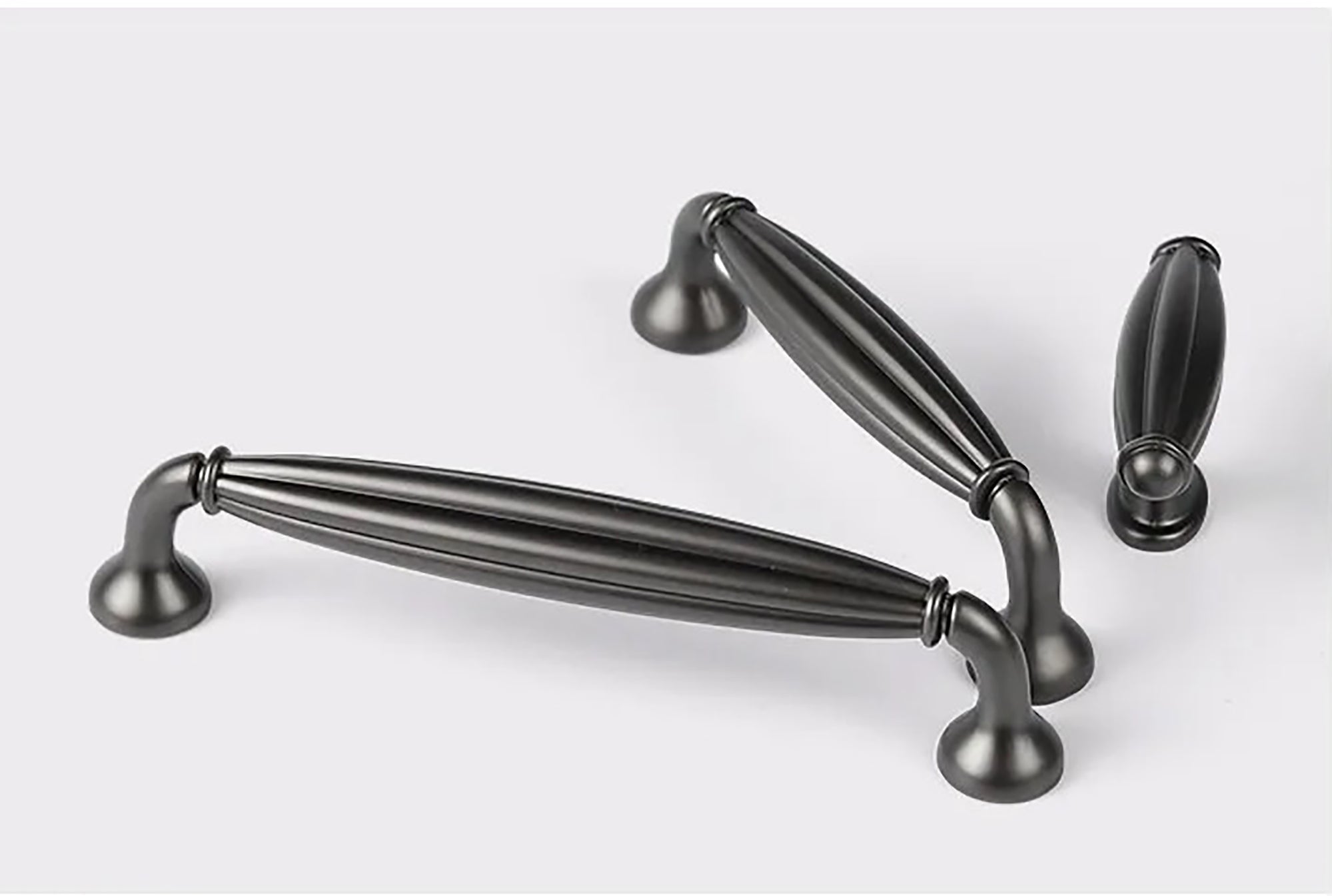 Mantara Empress Handle Z-0022 is a modern zinc alloy handle in brushed black finish, ideal for kitchen drawers, dresser drawers.