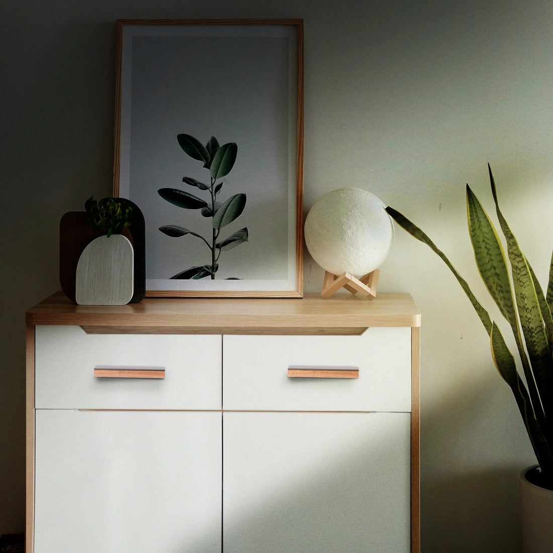 Mantara Esha Handle W-0016 is a modern wood + aluminium handle in brown with brushed finish, ideal for drawers & cabinets.