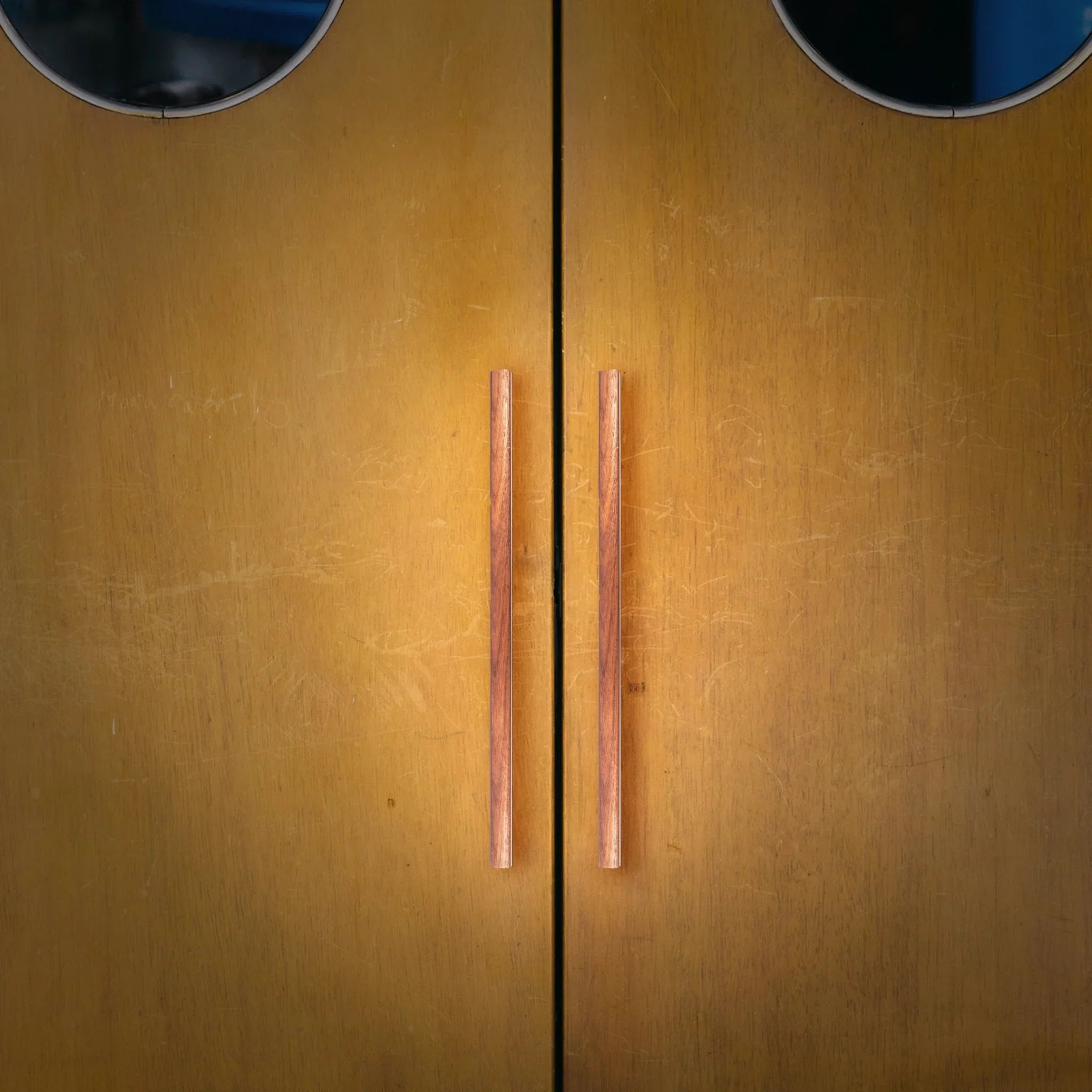Mantara Esha Handle W-0016 is a modern wood + aluminium handle in brown with brushed finish, ideal for drawers & cabinets.