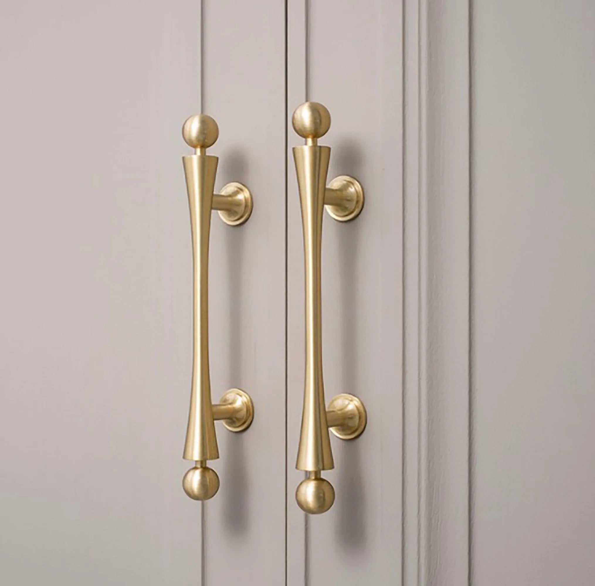 B‑0071 Felicity solid brass pull handle in brushed gold finish, available in 175 mm & 206 mm lengths, ideal for wardrobes, cabinets, drawers, doors and bathrooms by Mantara.