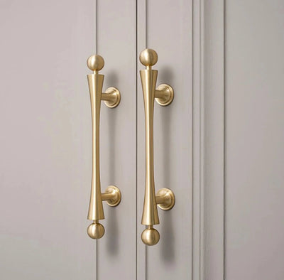 Mantara Felicity Handle B-0071 is a modern brass handle in brushed gold, ideal for wardrobes, doors, and furniture.