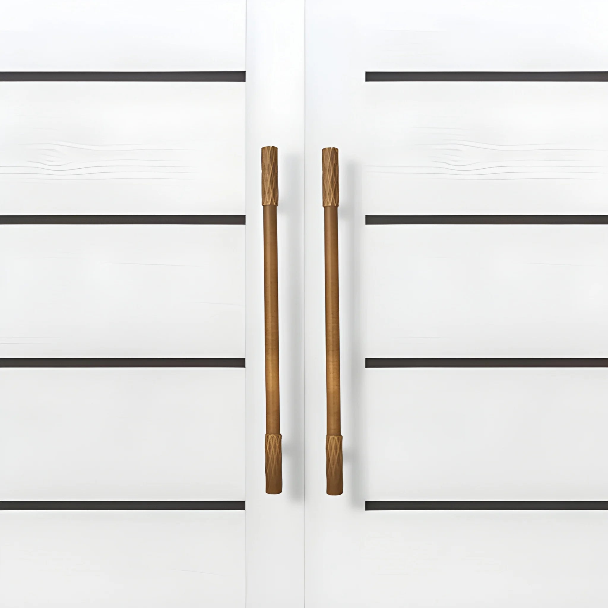 The Mantara B-0130 Ferra Handle is a modern brass handle in bronze finish, perfect for kitchen drawers, cabinets, and furniture.