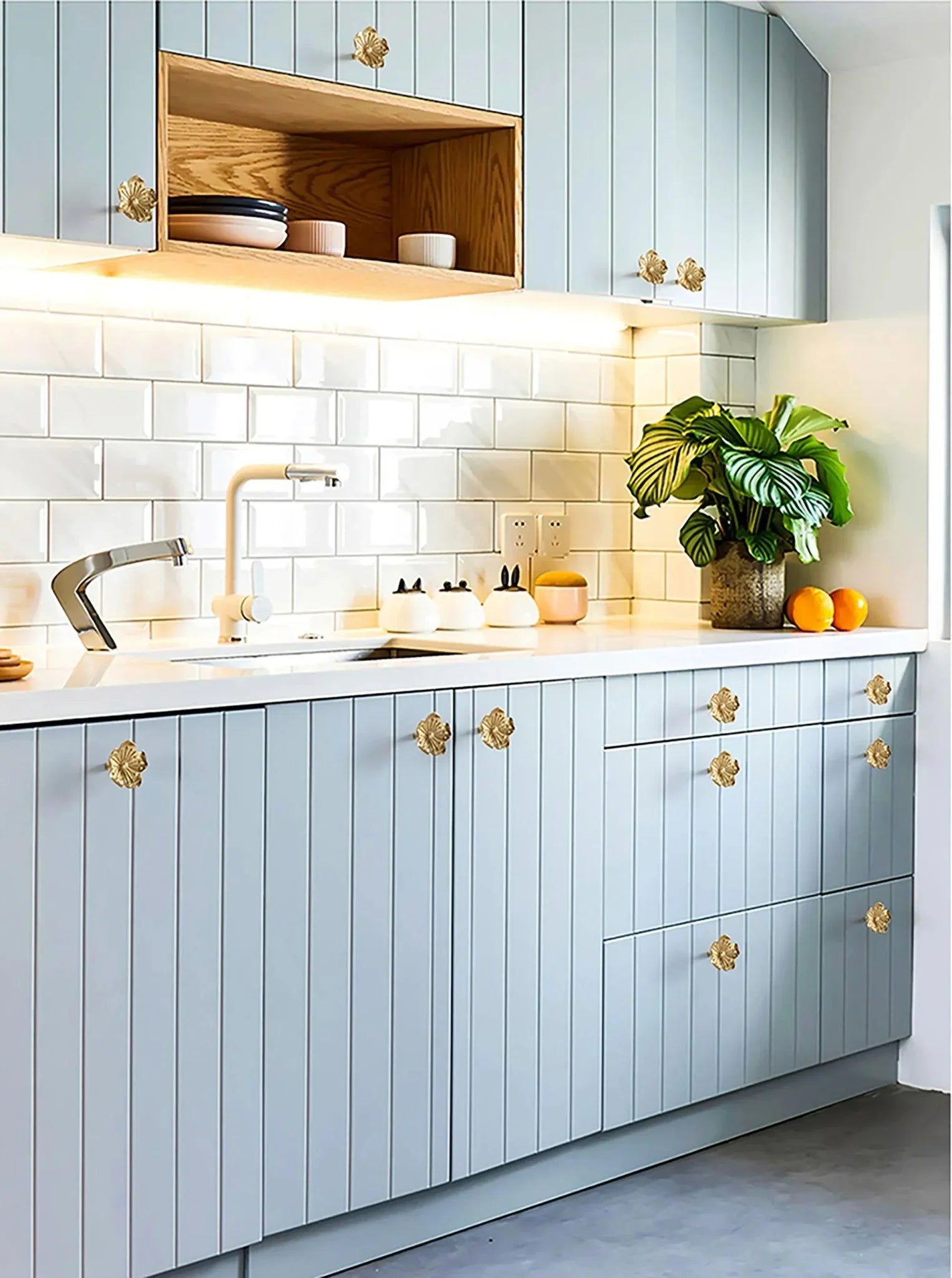 The Mantara B-0018 Flora Knob is a modern polished brass knob in gold, perfect for furniture, drawers, cabinets, and kitchens.