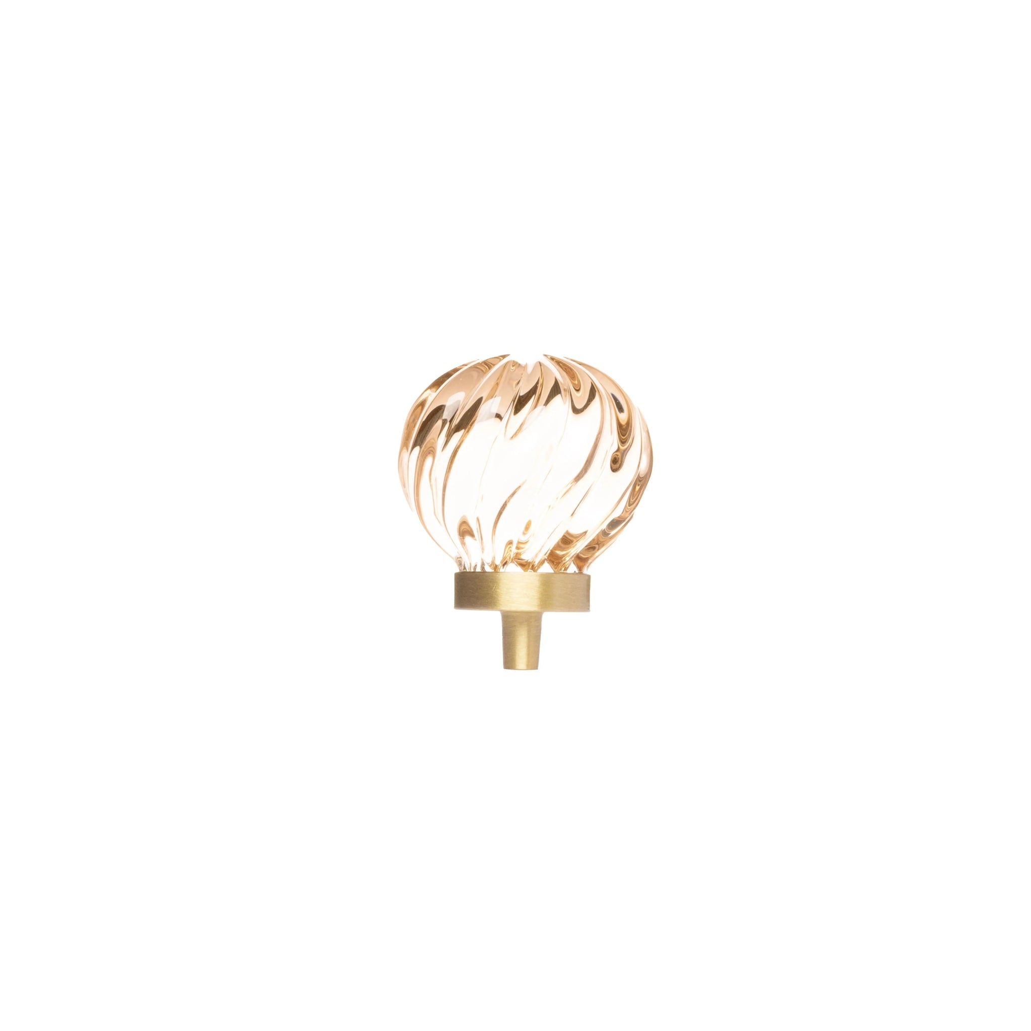 The Mantara C-0011 is a modern knob in champagne/brass, ideal for kitchens, cabinets, and drawers.
