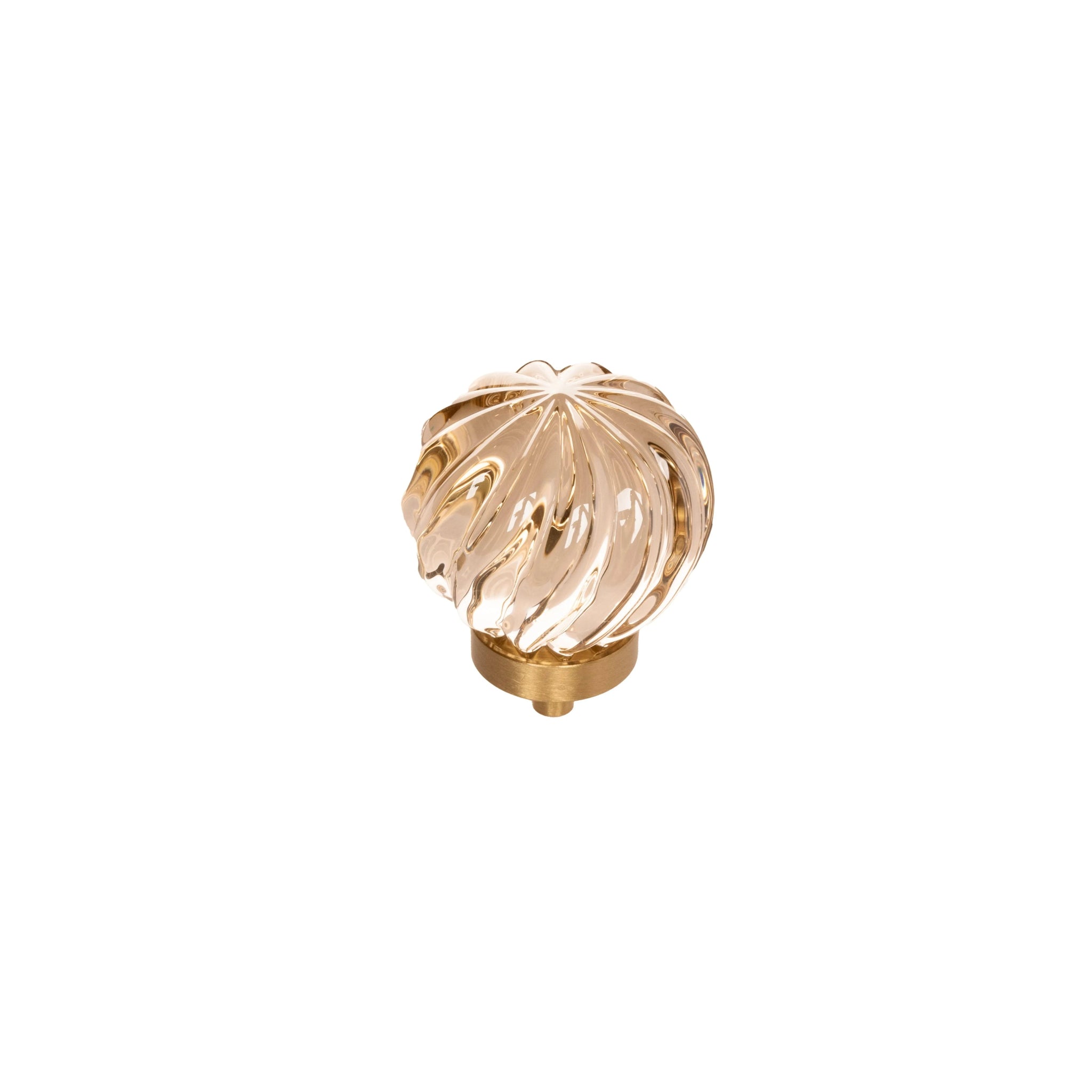The Mantara C-0011 is a modern knob in champange/brass, ideal for kitchens, cabinets, and drawers.