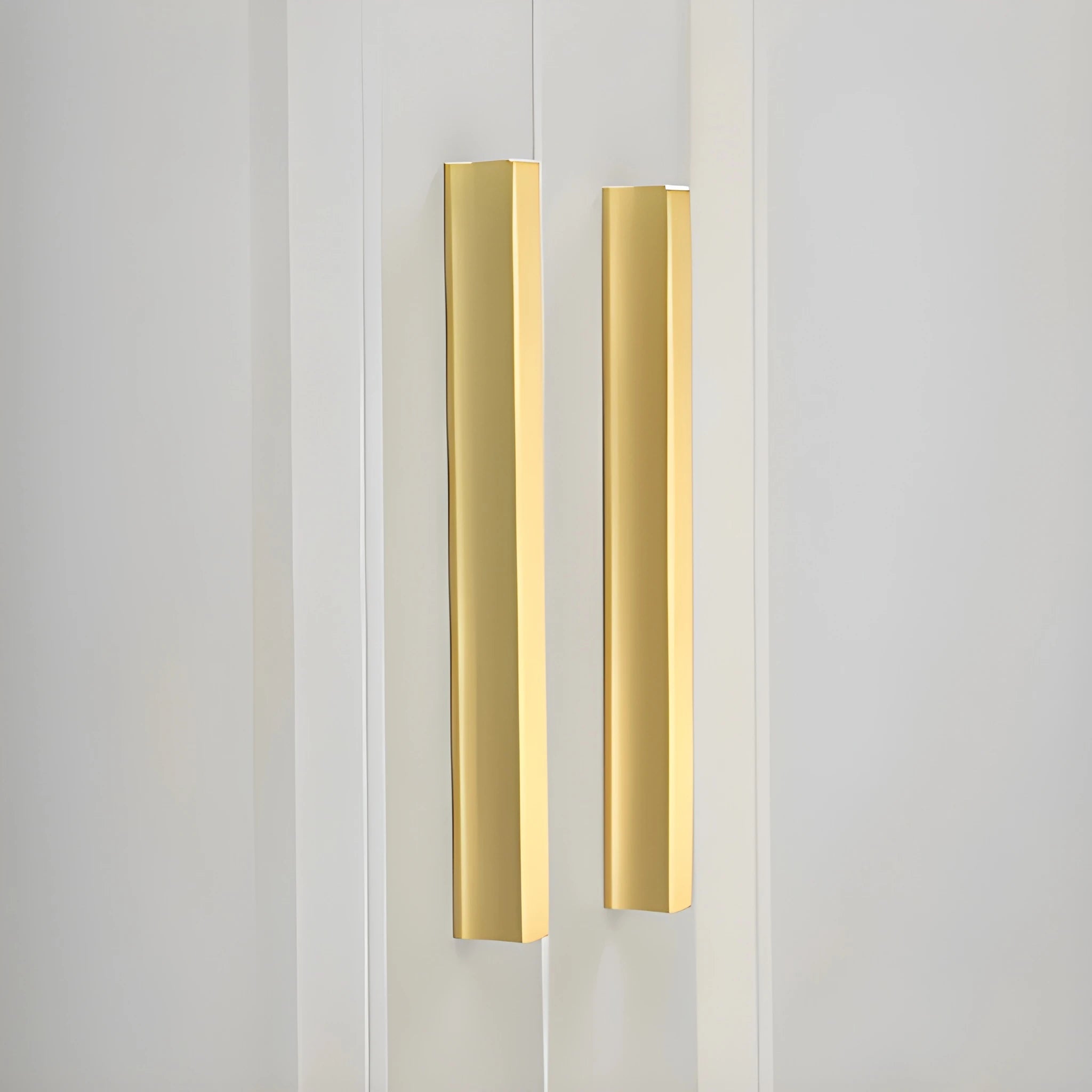 Mantara B‑0078 Galactic handle in brushed brass, available in sizes from 32 mm to 400 mm, sleek modern pull for wardrobes, doors, drawers and kitchen cabinets by Mantara.