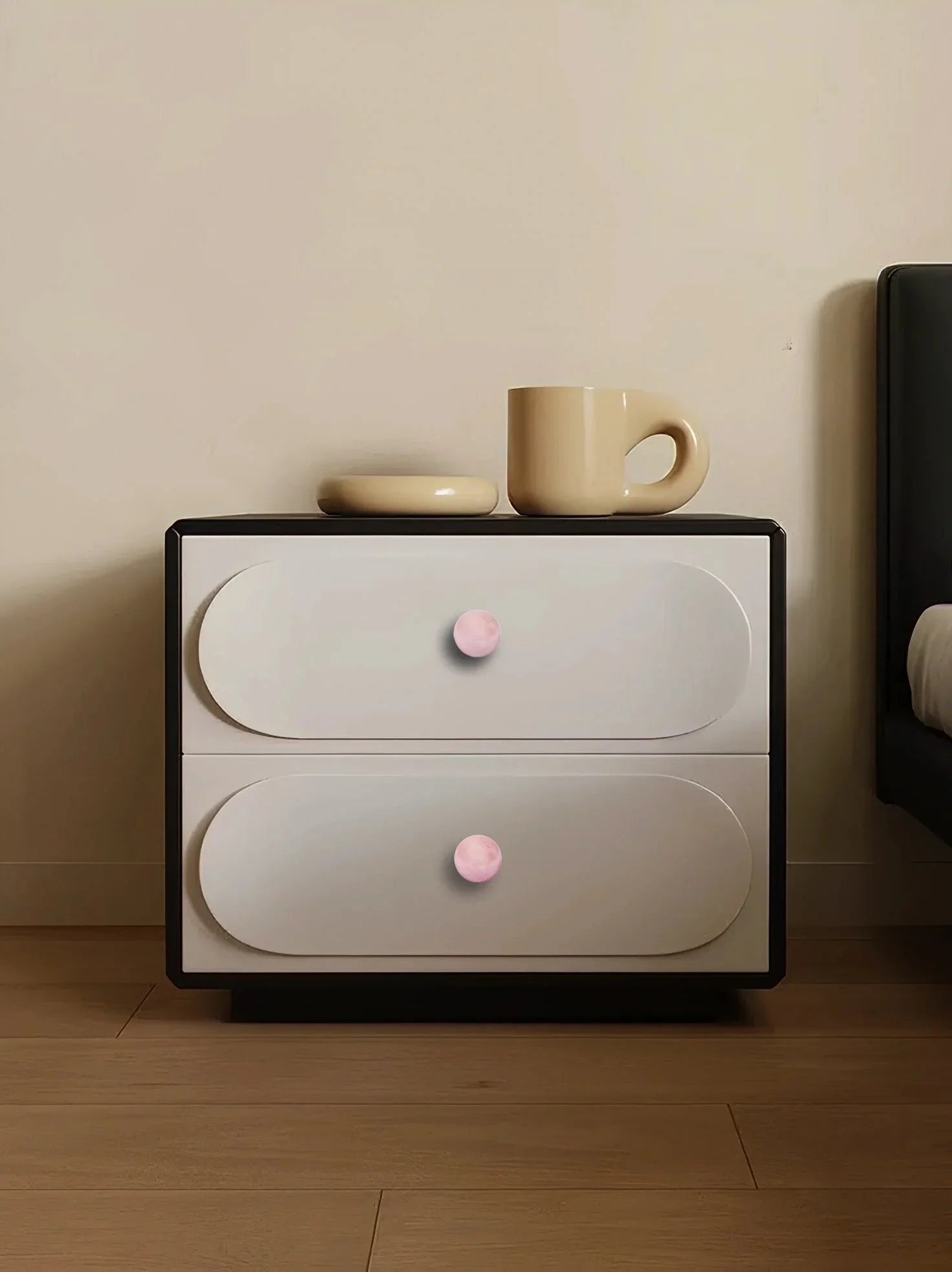 The Mantara C-0028 Geodelle Knob is a modern crystal knob in pink, perfect for drawers, cabinets, and wardrobes.