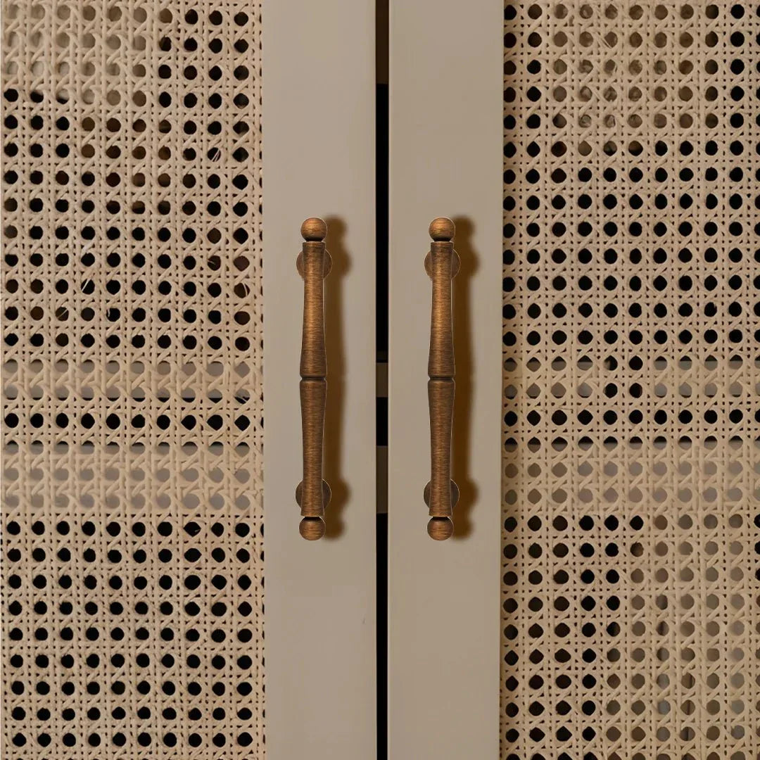 Mantara Giselle Handle B-0069 is a modern brushed brass handle in bronze, ideal for cupboards and kitchens.