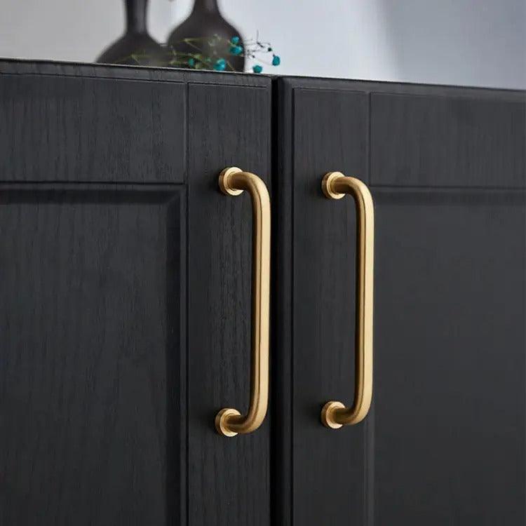 The Gleam Handle by Mantara B-0106 is a brushed brass handle in gold, ideal for furniture, wardrobes, and kitchens.