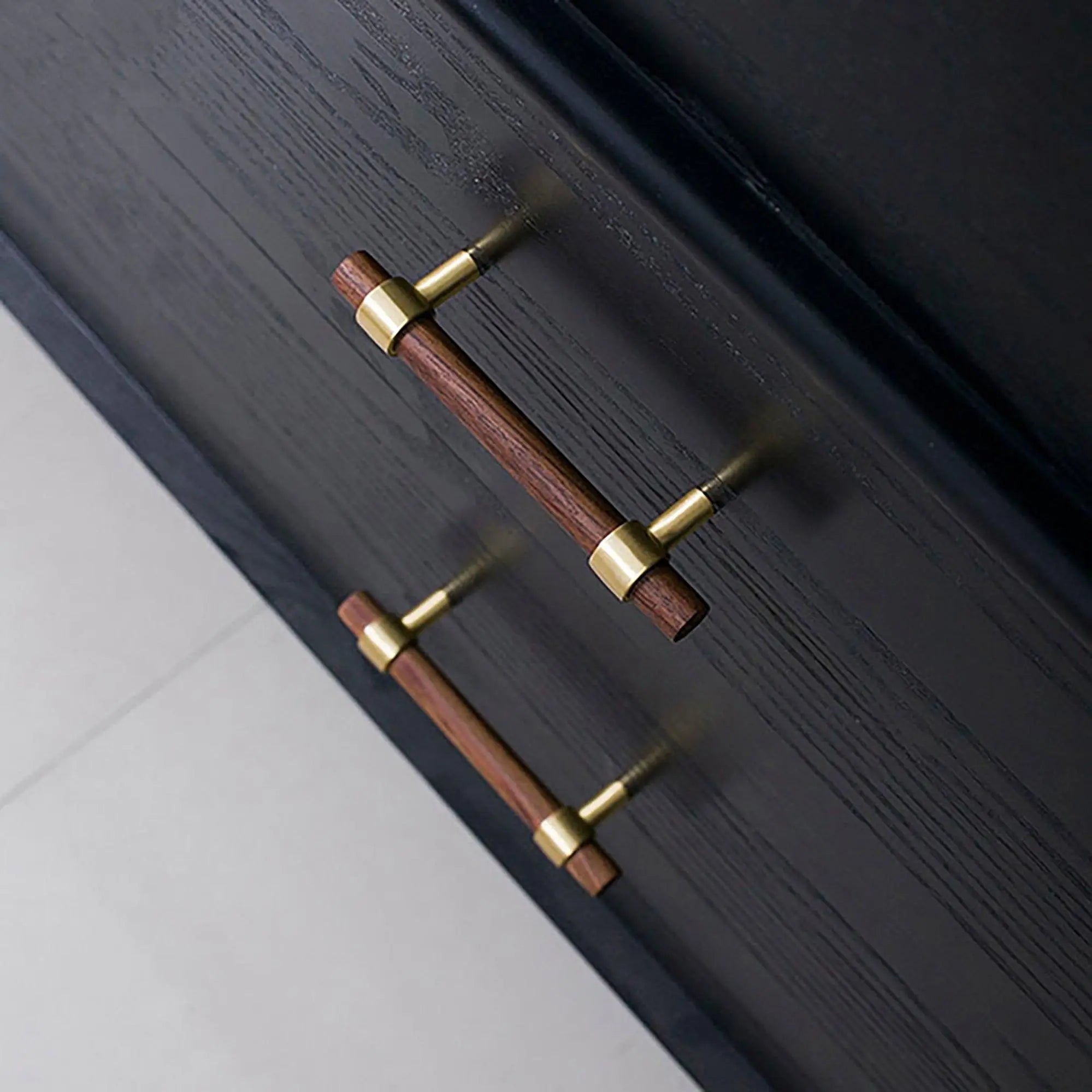 Holt Handle W-0010 in walnut & brushed brass, sizes 60–370mm, suits furniture, drawers & wardrobes—by Mantara.