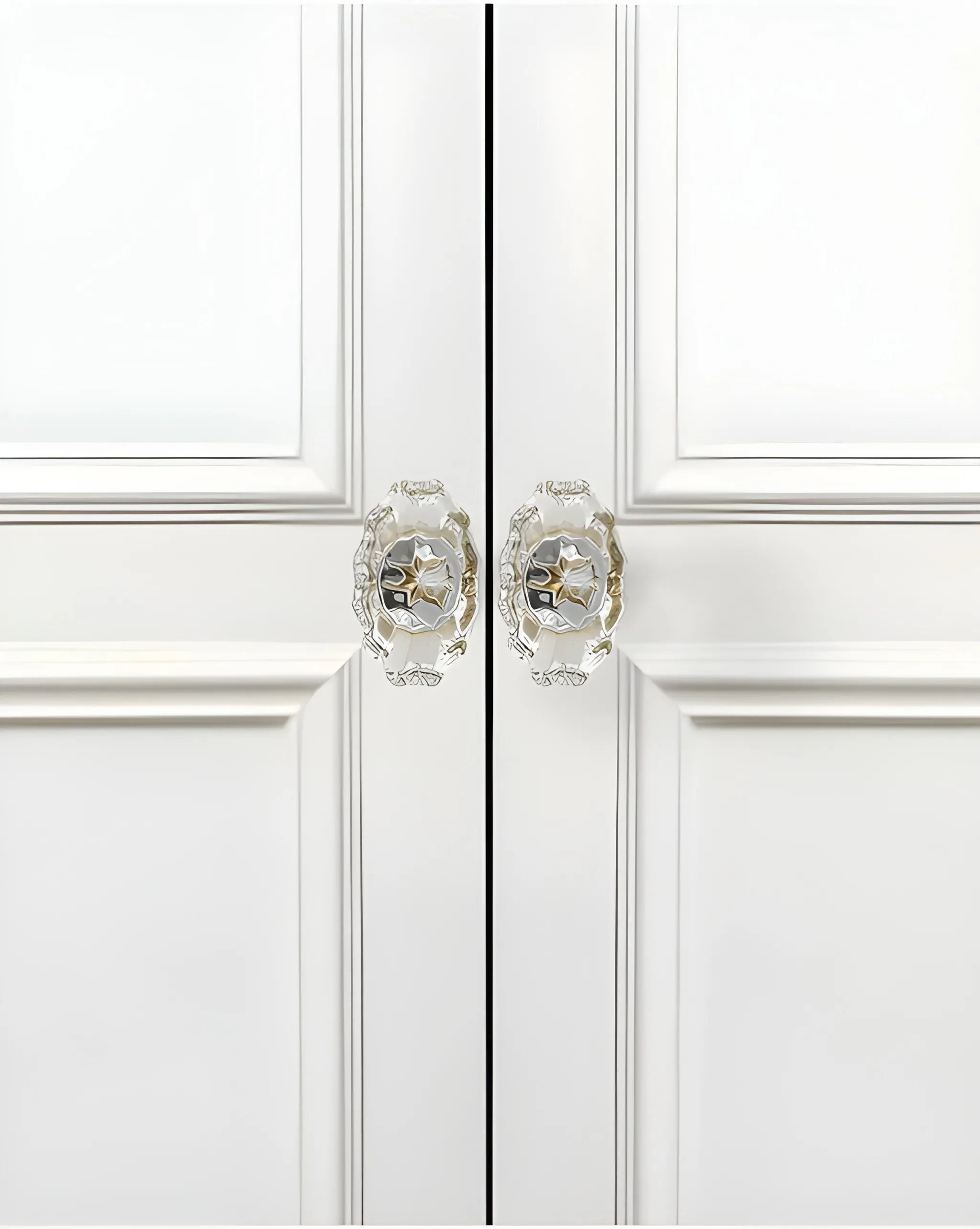 The Mantara C-0009 is a modern artificial crystal + brass knob in white/brass, ideal for kitchens and cabinets.