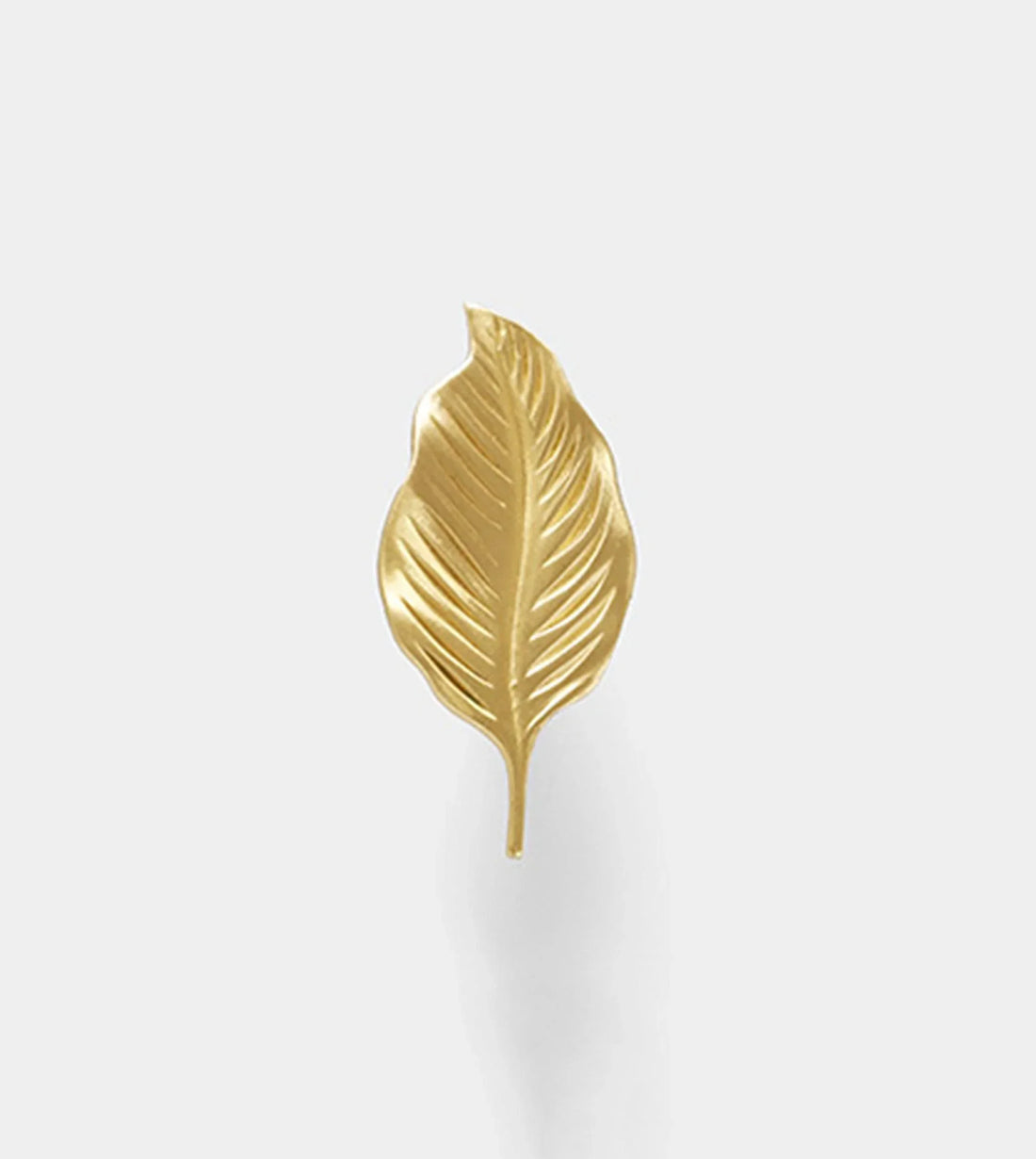 The Mantara B-0019 Ilai Knob is a modern brass knob in gold, ideal for furniture, drawers, bathrooms, and kitchens.