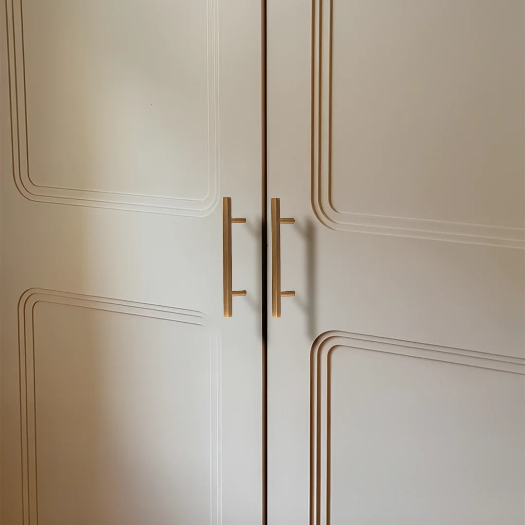 The Mantara B-0052 Oblivion T-Bar Handle is a modern solid brass handle in bronze, ideal for cabinets and kitchens.