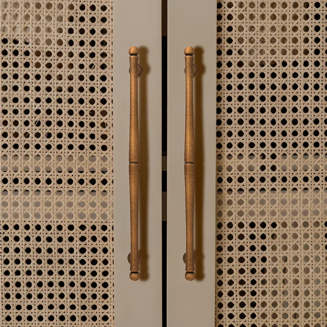 Mantara Giselle Handle B-0069 is a modern brushed brass handle in bronze, ideal for cupboards and kitchens.