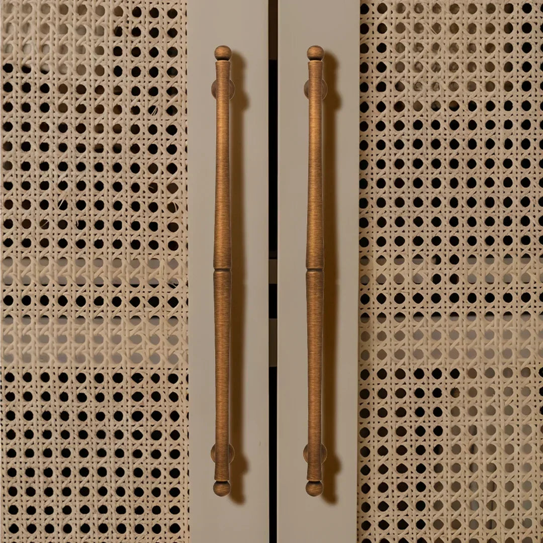 Mantara Giselle Handle B-0069 is a modern brushed brass handle in bronze, ideal for cupboards and kitchens.