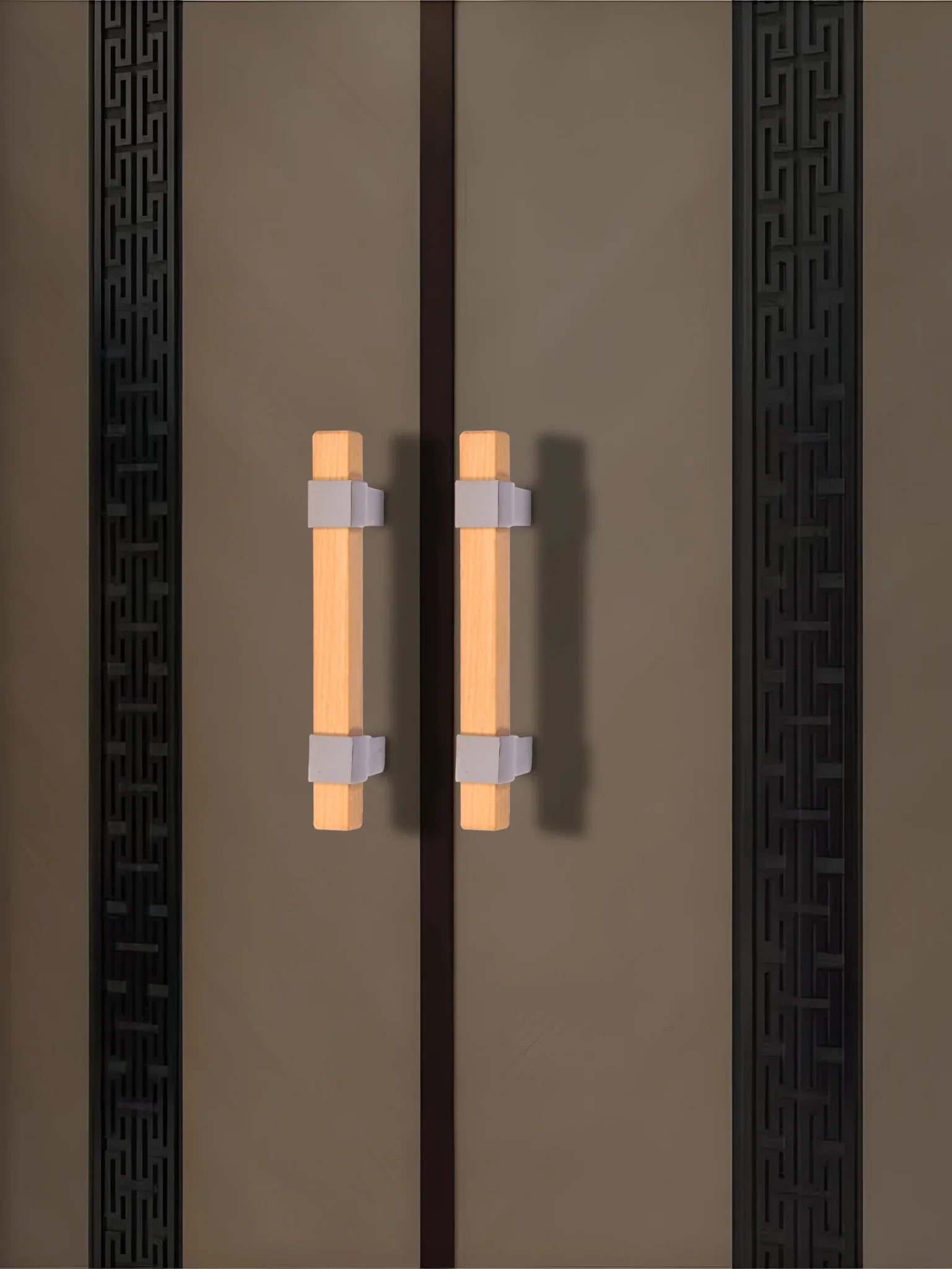 Mantara Lorien Handle W-0028 is a modern zinc and beech wood handle in silver ideal for kitchen and dresser drawers.