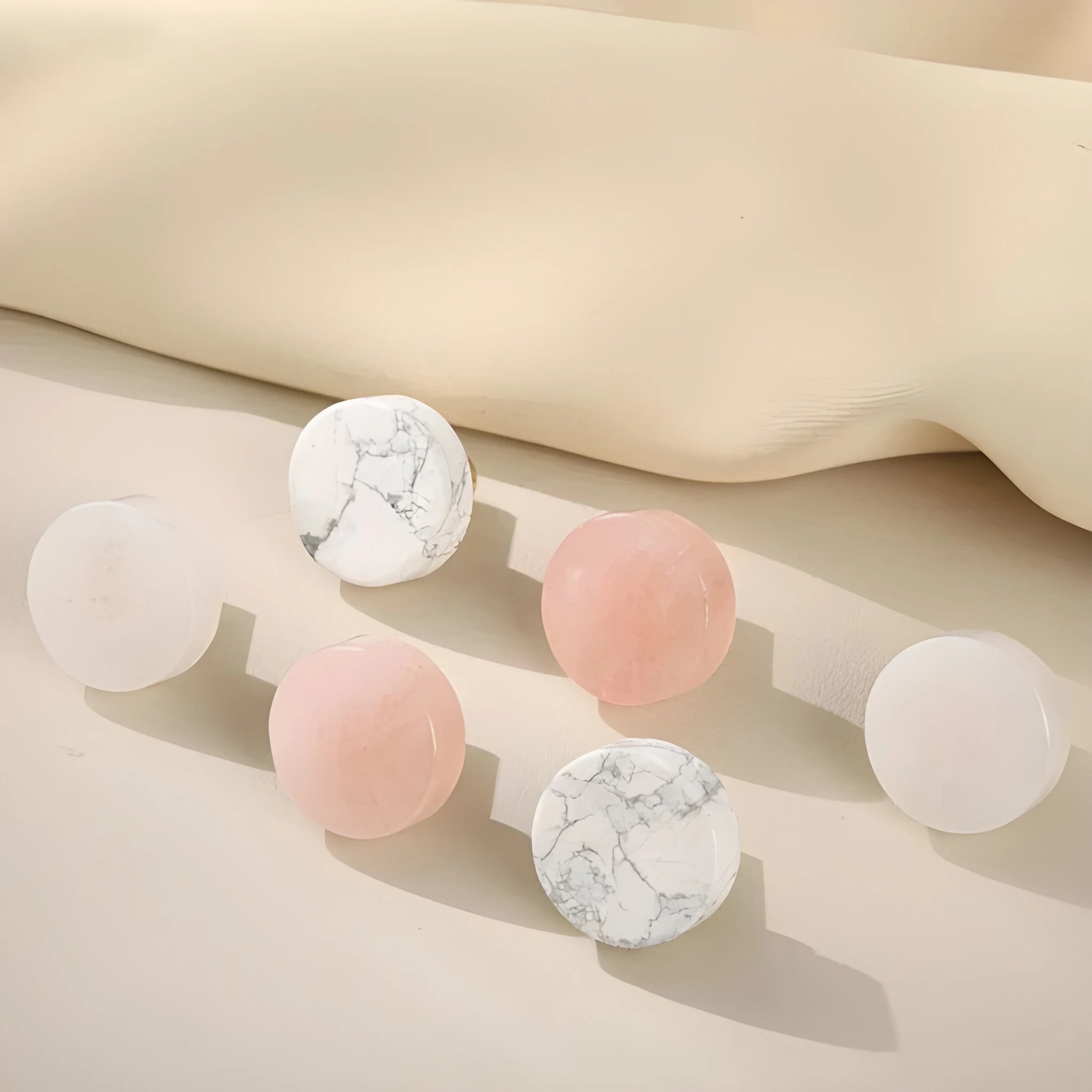 The Mantara C-0019 Lucienne Knob is a modern crystal knob in white turquoise, perfect for drawers and cabinets.