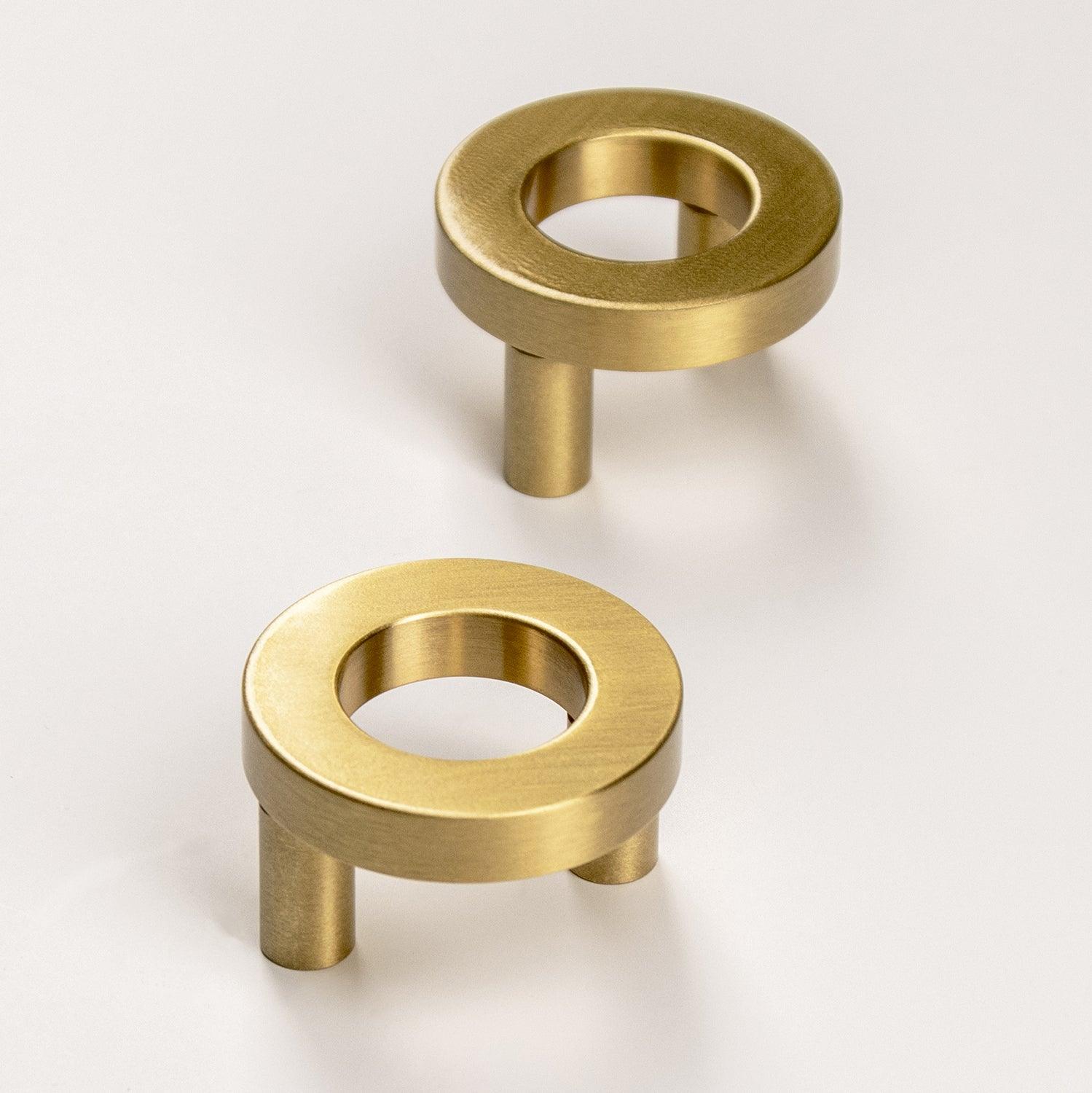 Mantara B-0025 round crystal and brass knob. Stylish cabinet hardware for drawers, wardrobes, and kitchens by MANTARA
