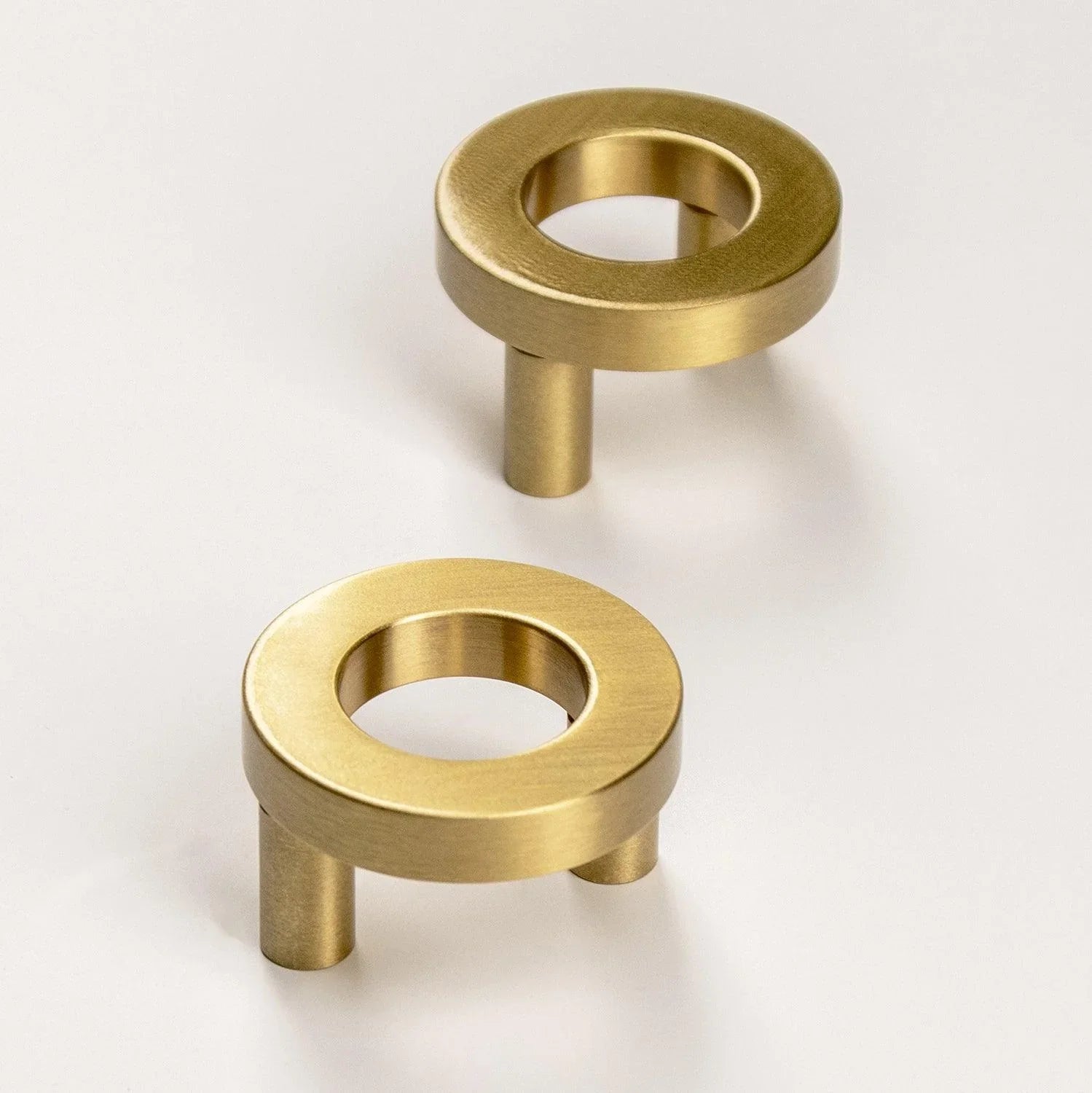The Mantara B-0025 Lupa Knob is a modern brushed brass knob in gold, ideal for doors, kitchens, furniture, and cabinets.
