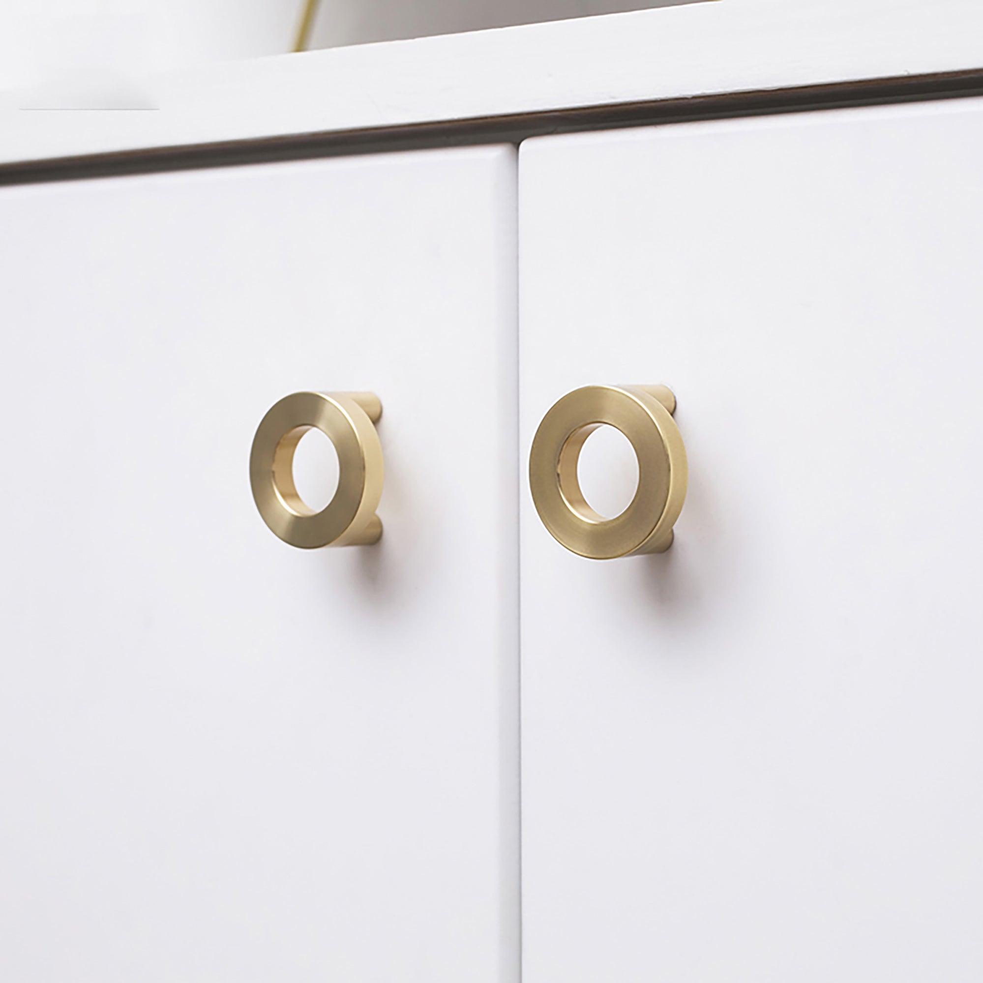 Mantara B-0025 round crystal and brass knob. Stylish cabinet hardware for drawers, wardrobes, and kitchens by MANTARA