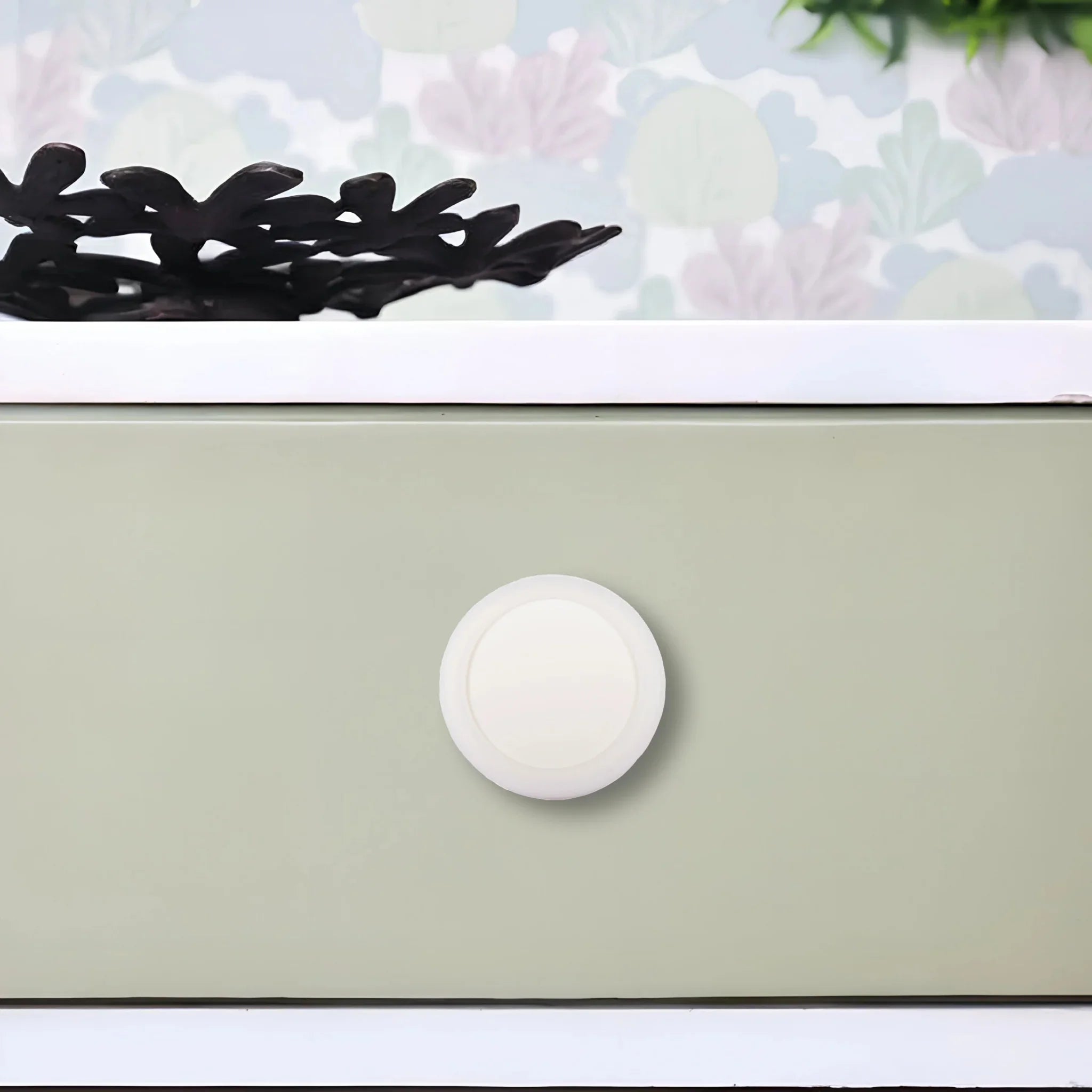 Mantara Mallow Knob S-0001 is a modern silicone knob in white, ideal for kitchen drawers, dresser drawers.