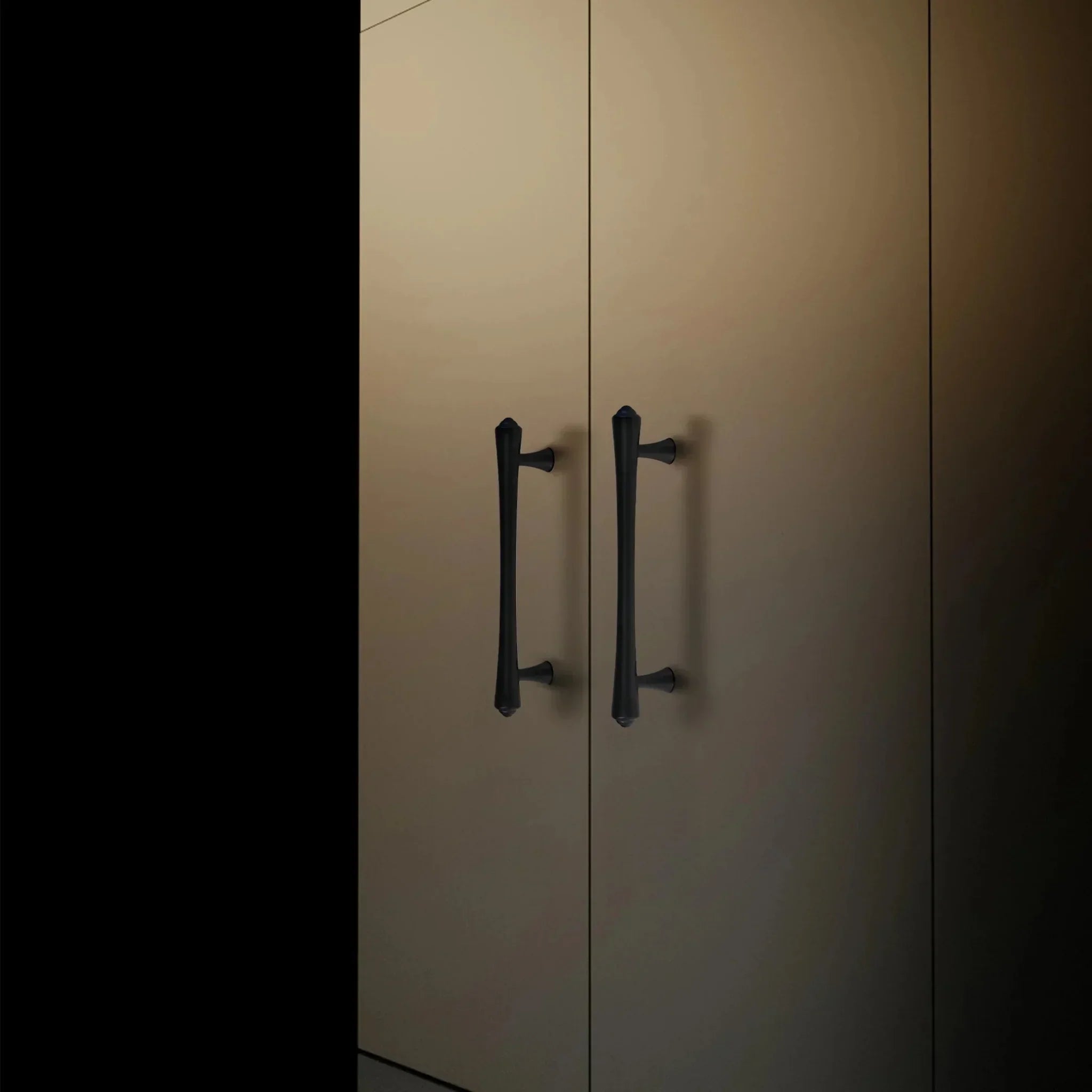Mantara Raphael Handle B-0068 is a modern brushed brass handle in black, ideal for kitchens, drawers, and wardrobes.