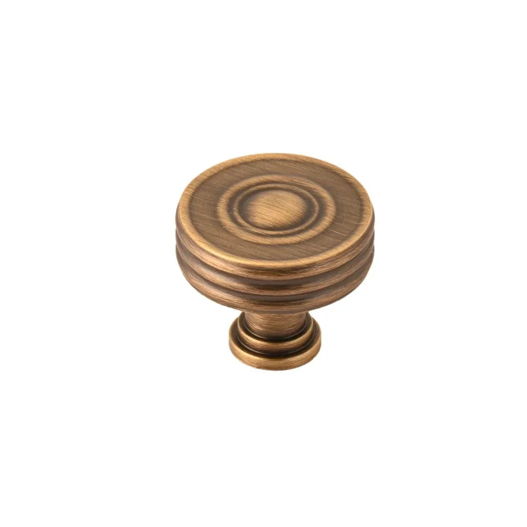 The Mantara B-0121 is a modern brass knob in bronze with a brushed finish, ideal for kitchen drawers and dressers.