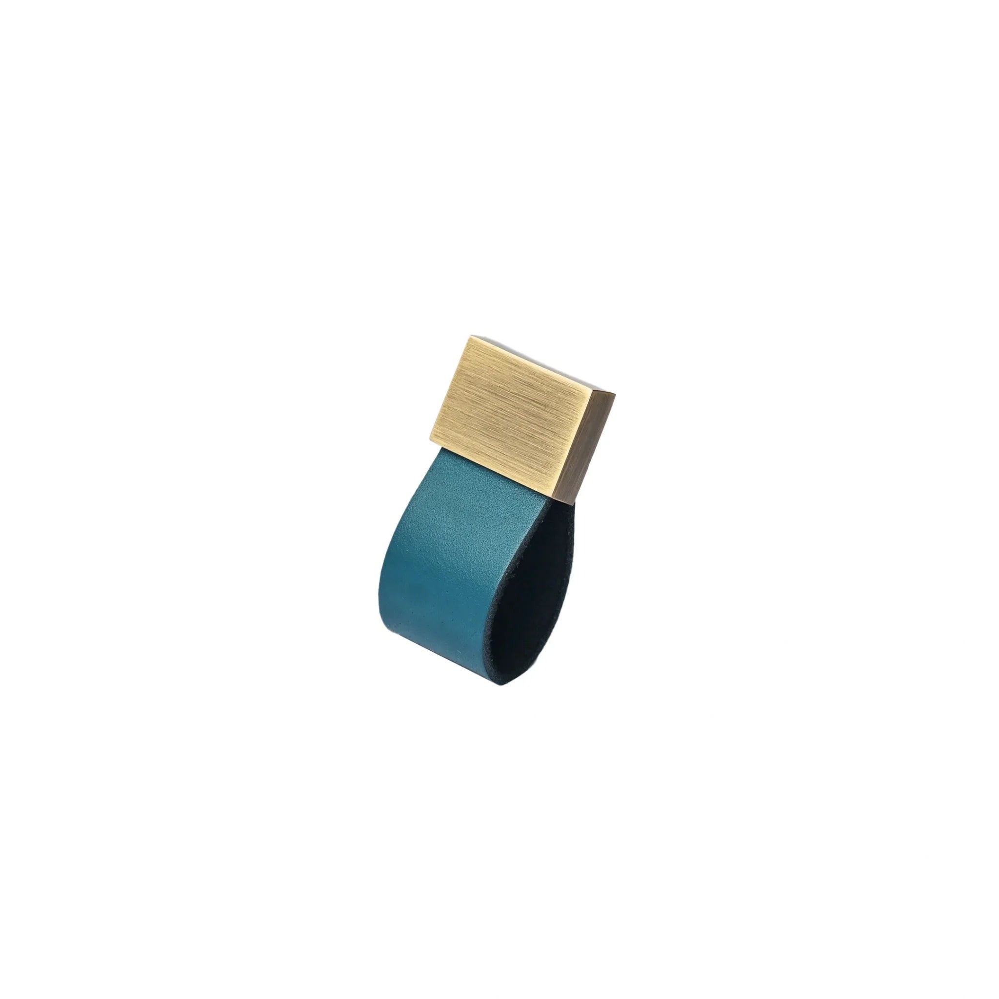 The Mantara L-0015 is a modern crystal handle in blue, ideal for kitchen drawers and dressers.