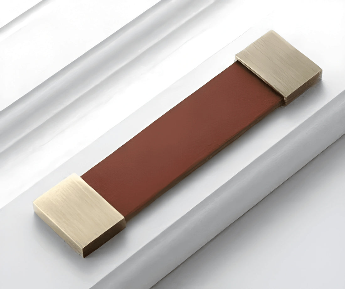 The Mantara L-0015 is a modern crystal handle in brown, ideal for kitchen drawers and dressers.