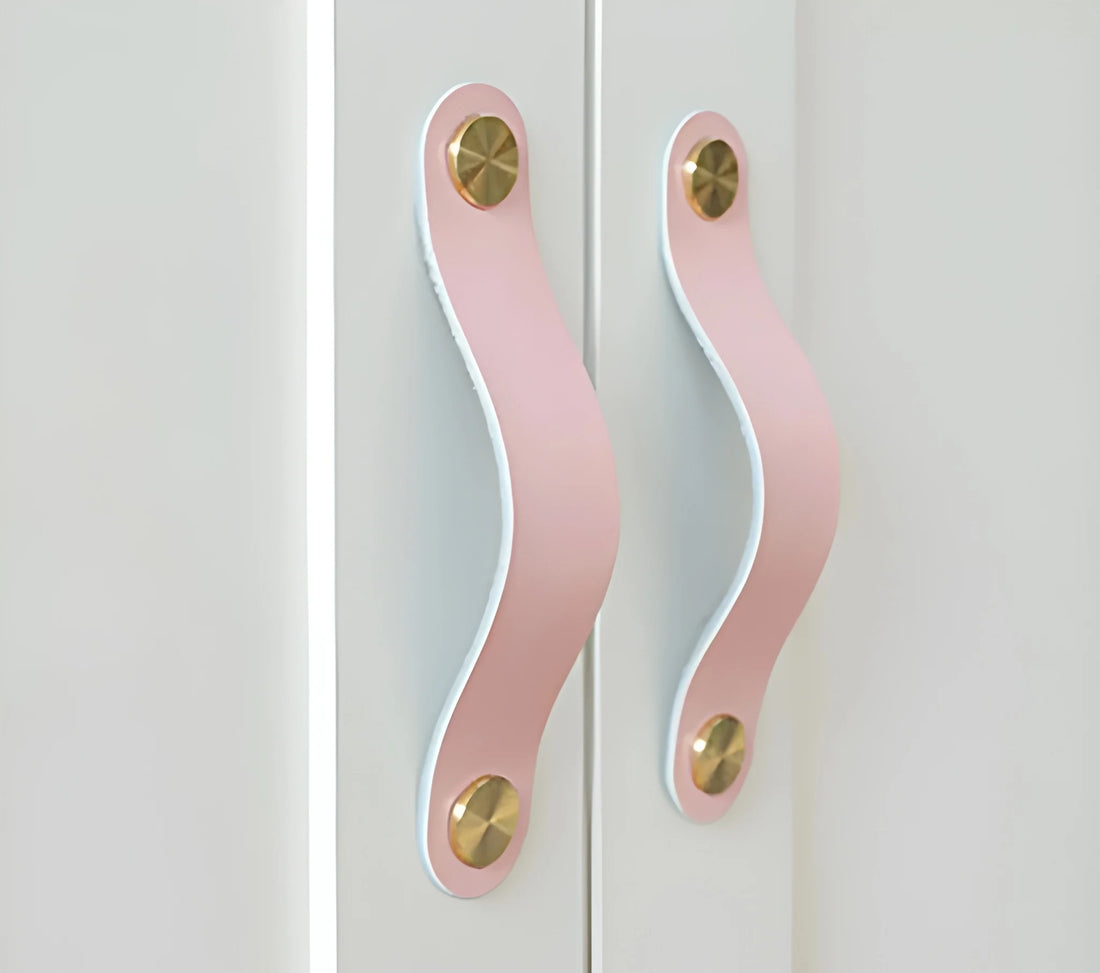 The Mantara L-0001-160 Maverick Handle is a Nordic leather and brass handle in pink, ideal for kitchens and wardrobes.