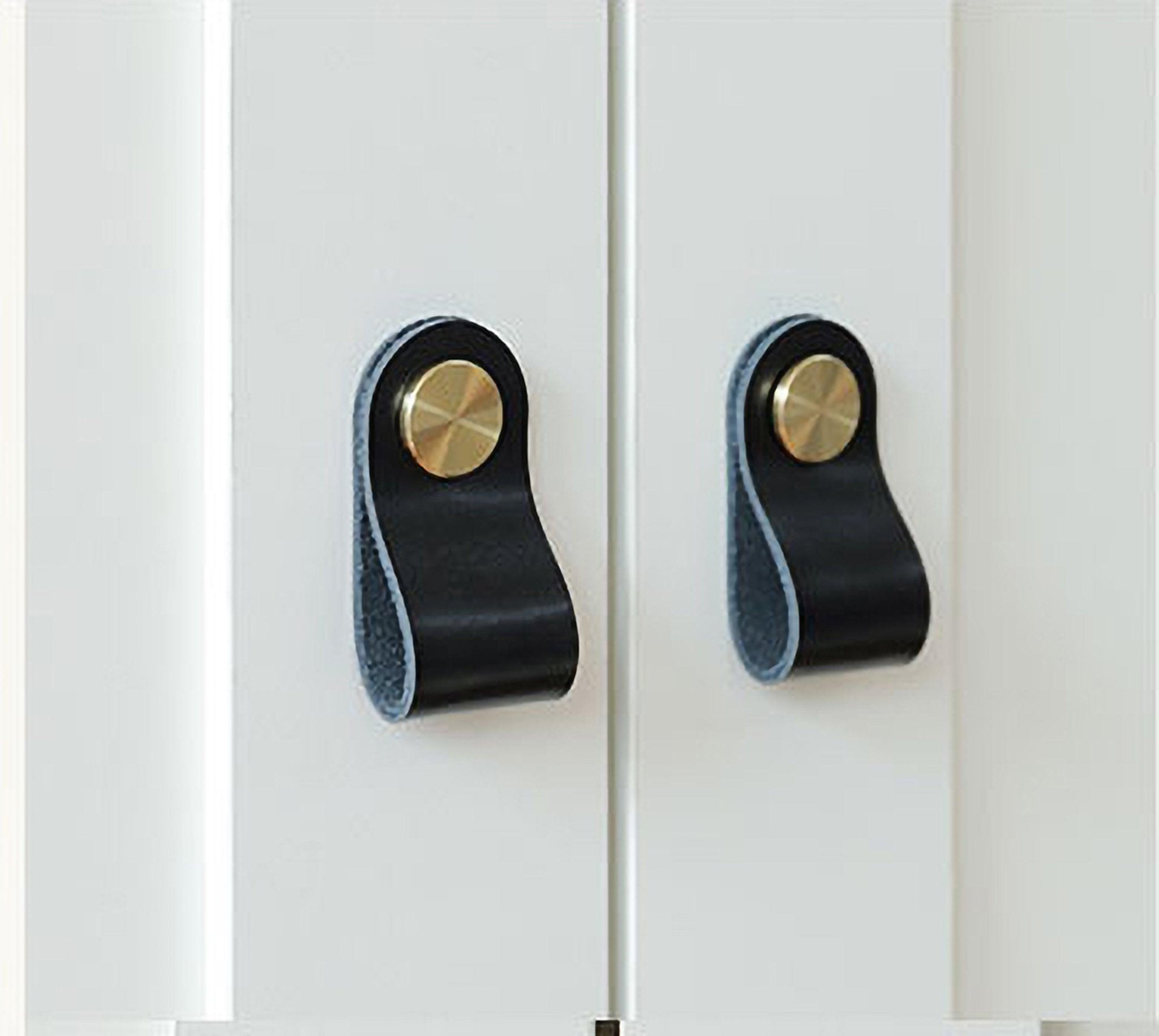 The Mantara L-0001 Maverick Pull Knob is a Nordic leather and brass knob in black, ideal for kitchens and furniture.