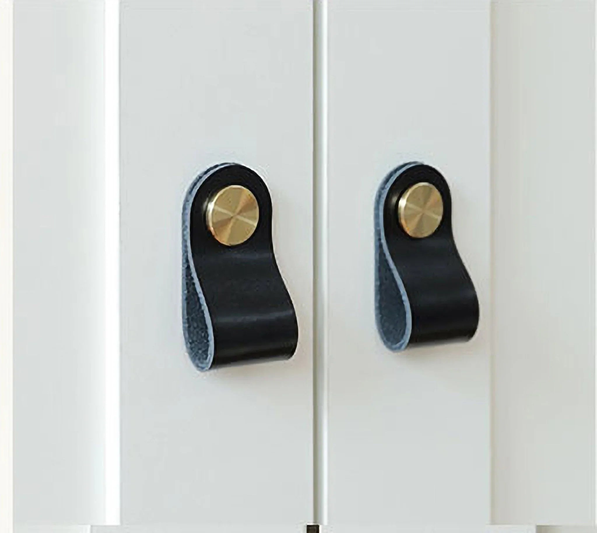 The Mantara L-0001 Maverick Pull Knob is a Nordic leather and brass knob in black, ideal for kitchens and furniture.