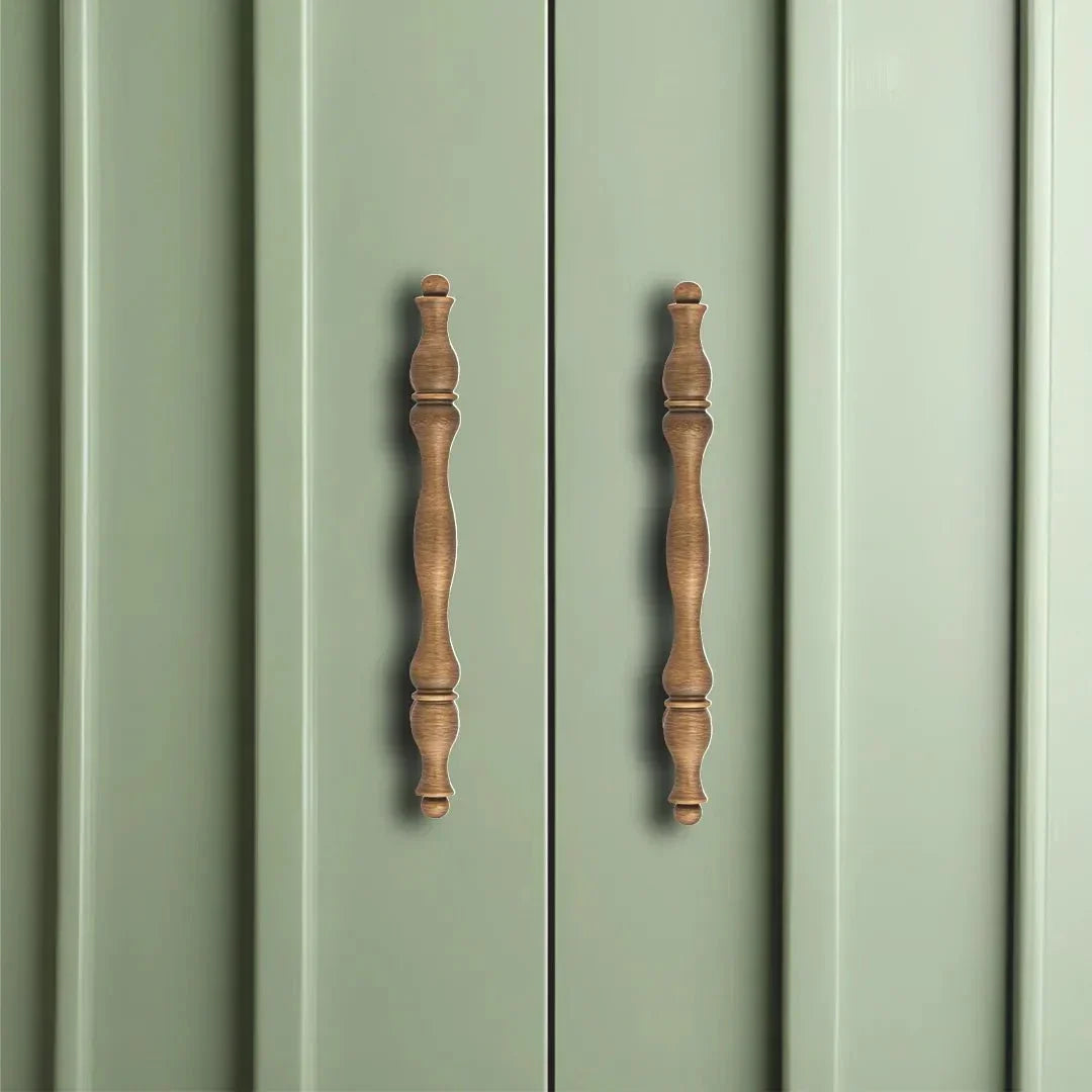 The Mantara B-0125 Miren Handle is a modern brass handle in bronze and gold, ideal for kitchen drawers, cabinets, and furniture.