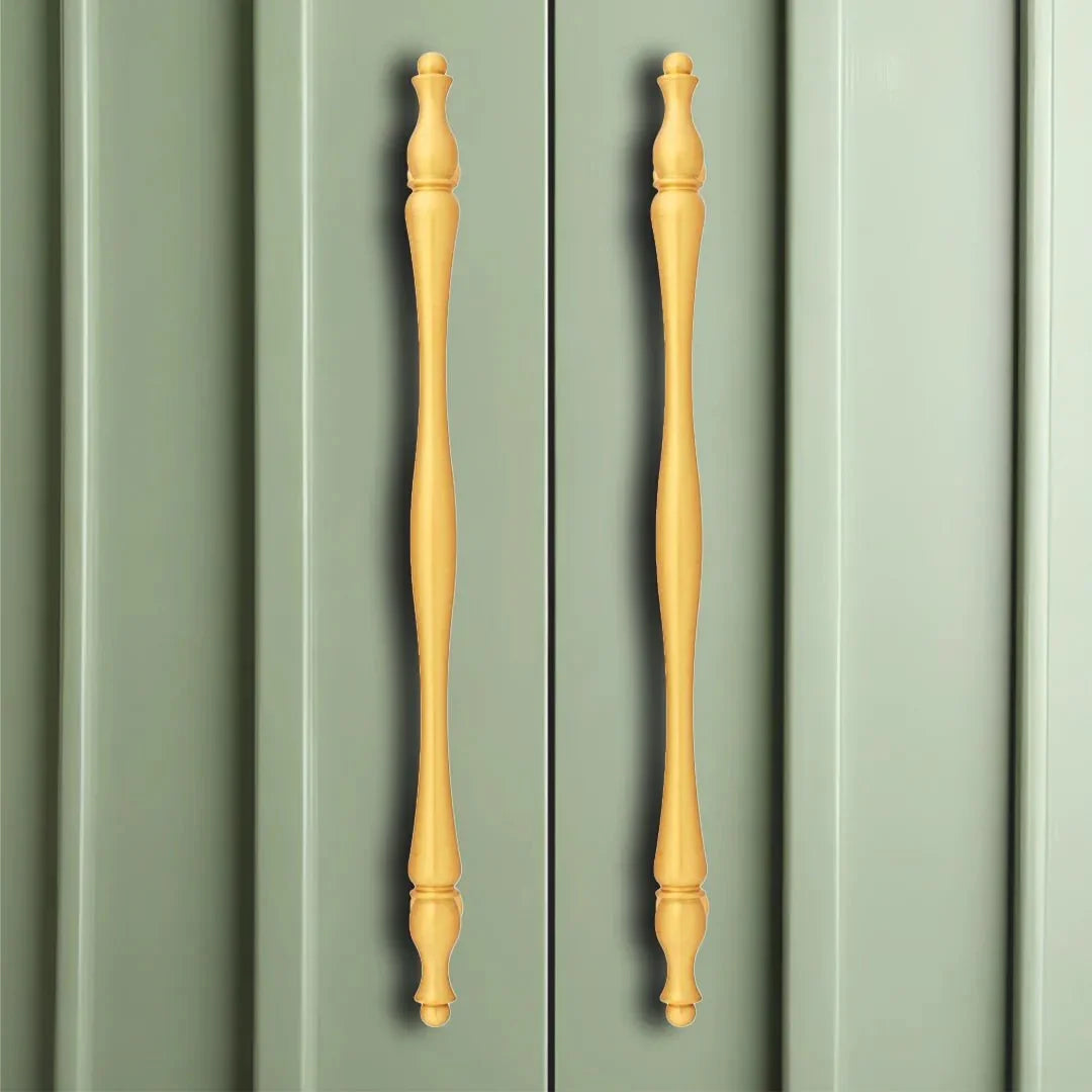 The Mantara B-0125 Miren Handle is a modern brass handle in bronze and gold, ideal for kitchen drawers, cabinets, and furniture.