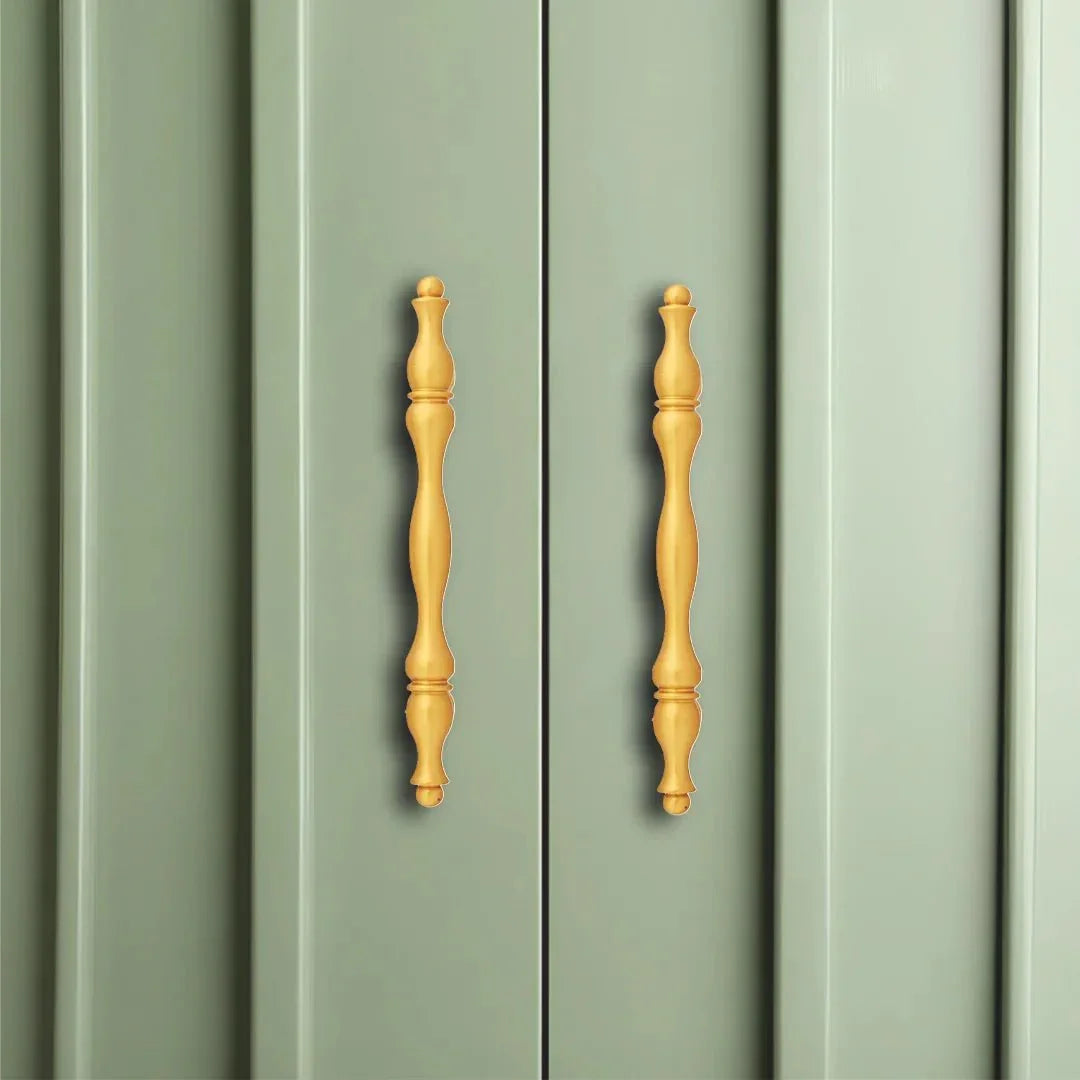 The Mantara B-0125 Miren Handle is a modern brass handle in bronze and gold, ideal for kitchen drawers, cabinets, and furniture.