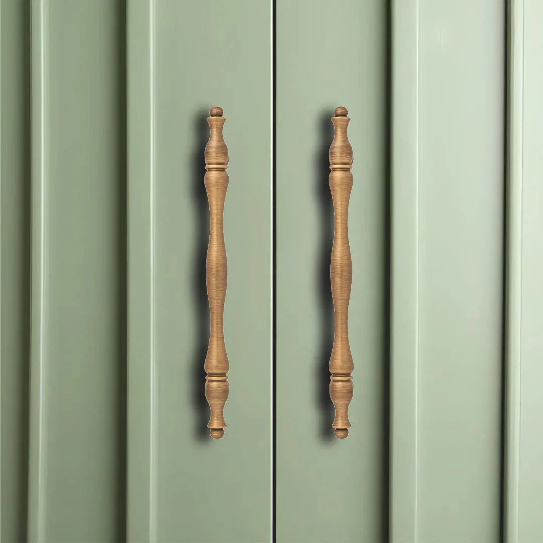 The Mantara B-0125 Miren Handle is a modern brass handle in bronze and gold, ideal for kitchen drawers, cabinets, and furniture.