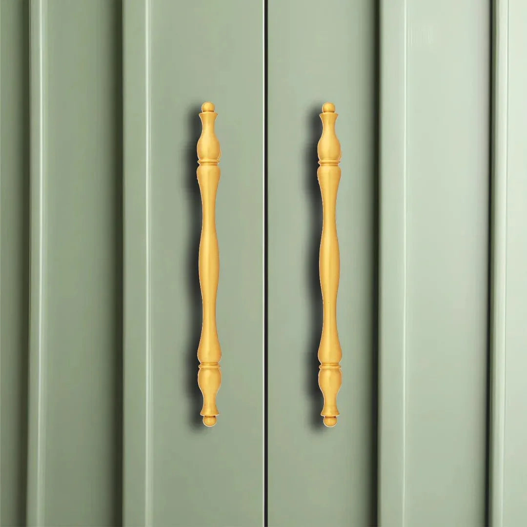 The Mantara B-0125 Miren Handle is a modern brass handle in bronze and gold, ideal for kitchen drawers, cabinets, and furniture.