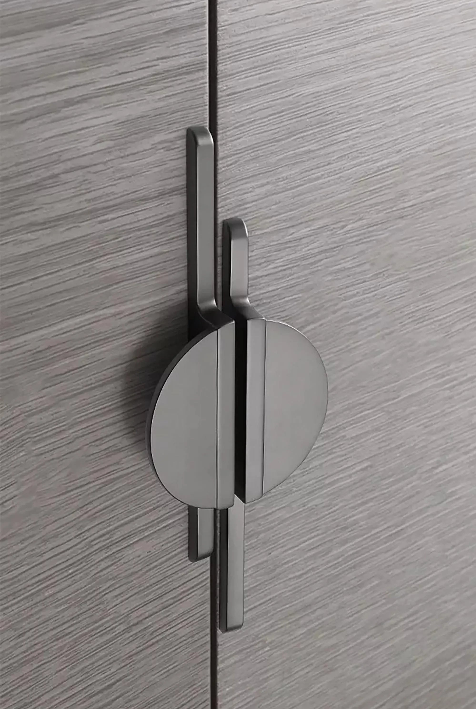 Mantara Moonshine Handle Z-0007 is a modern zinc handle in matte black ideal for wardrobes, doors, and drawers.