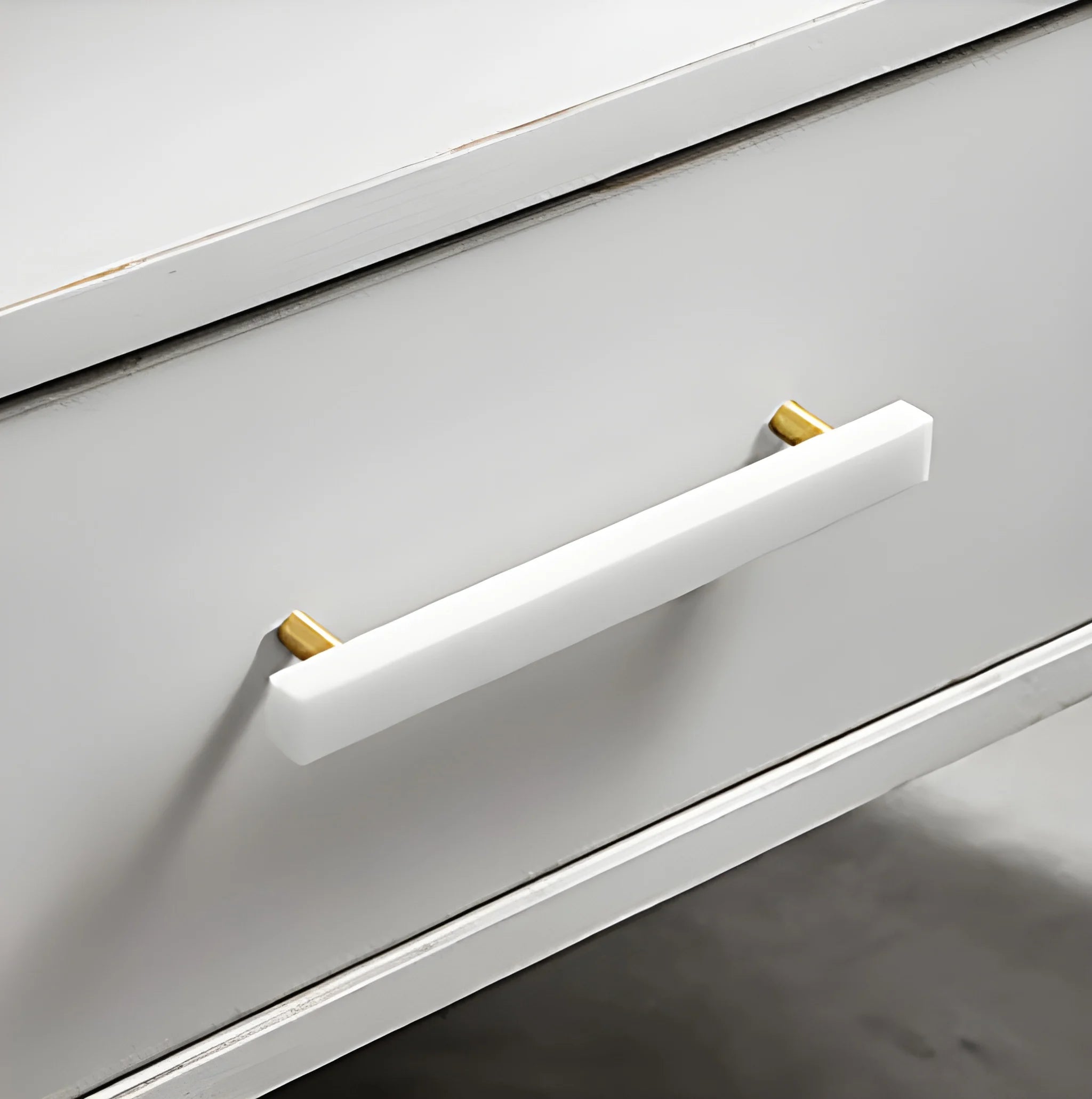 Mantara Noir Handle M-0012 is a modern marble & brass handle in white, ideal for kitchen, drawers & cabinets.
