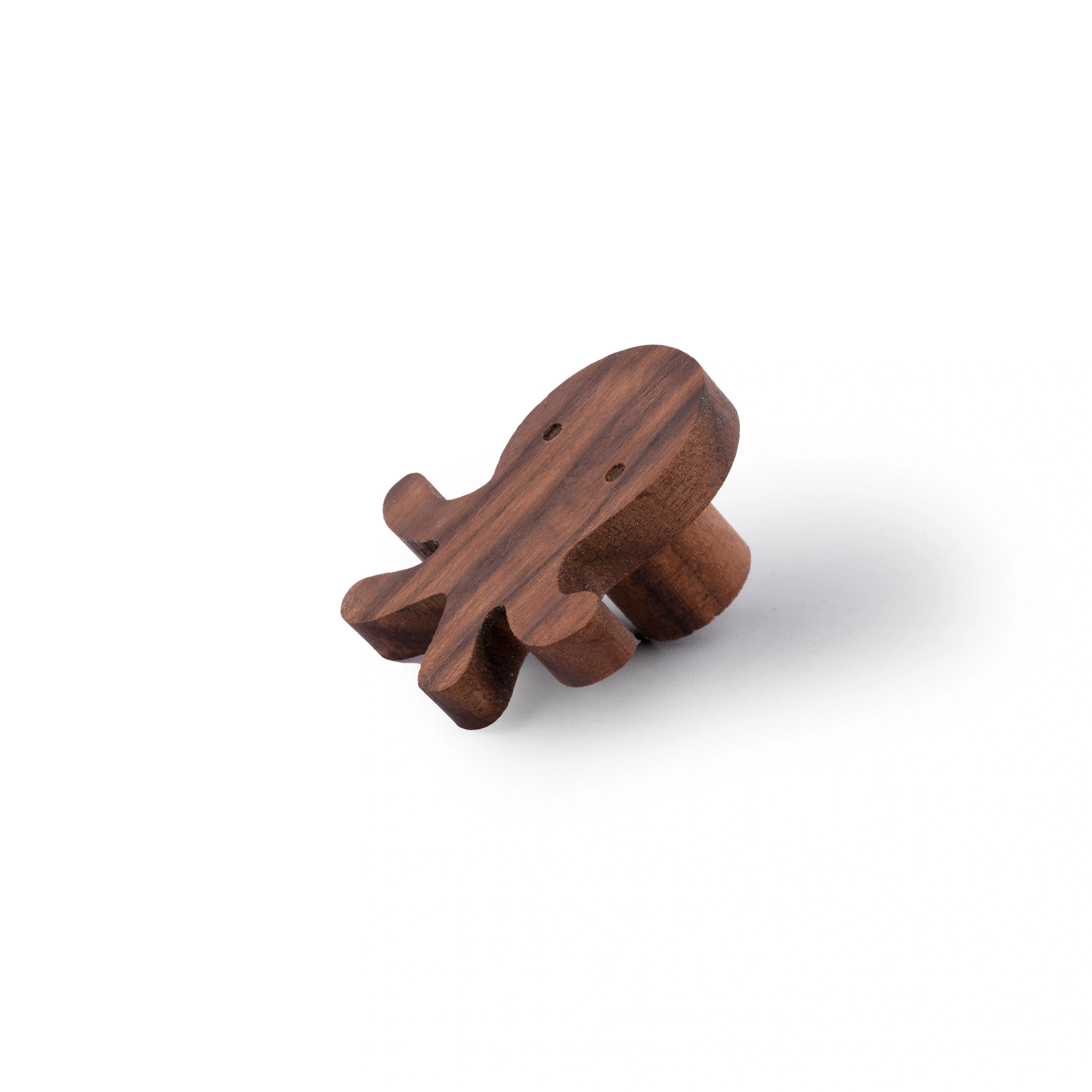 Mantara Octopus Knob W-0024 is a modern walnut a wooden knob/hook, ideal for kids’ rooms, doors, and cabinets.