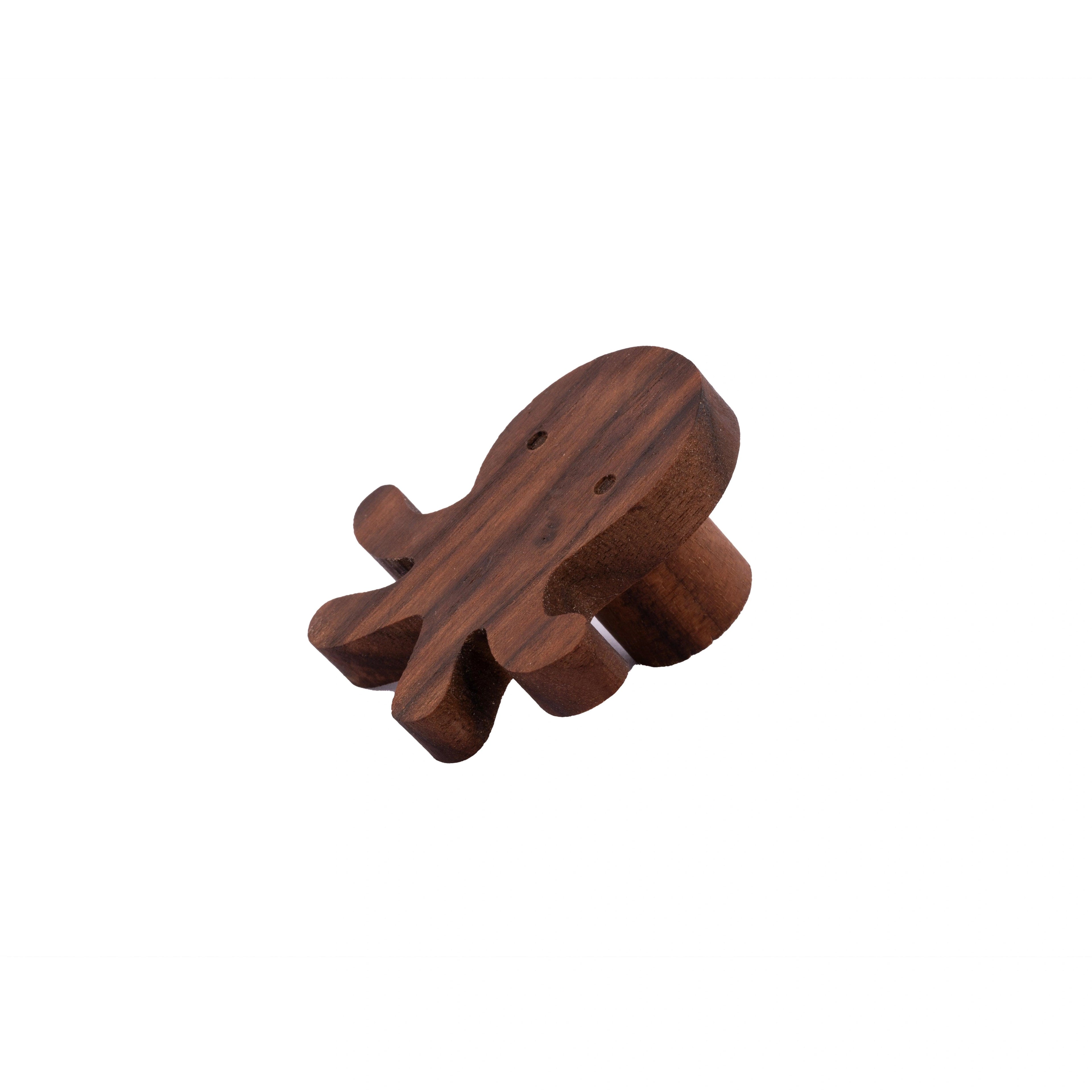 Mantara Octopus Knob W-0024 is a modern walnut a wooden knob/hook, ideal for kids’ rooms, doors, and cabinets.