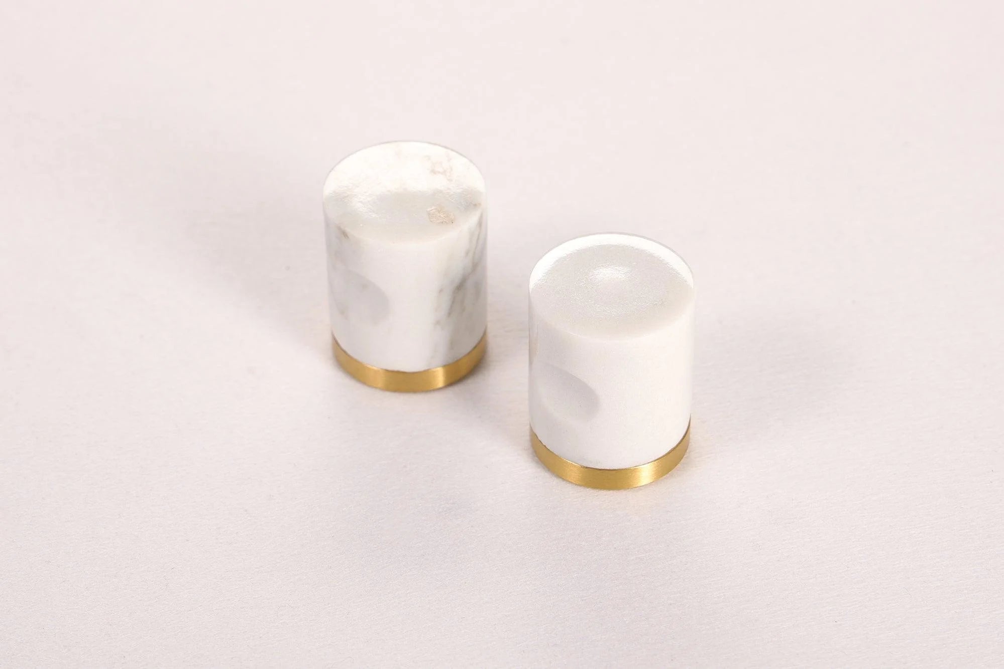 The Mantara M-0008 Onyx Knob is a modern marble and brass knob in white, ideal for doors, cabinets, and furniture.