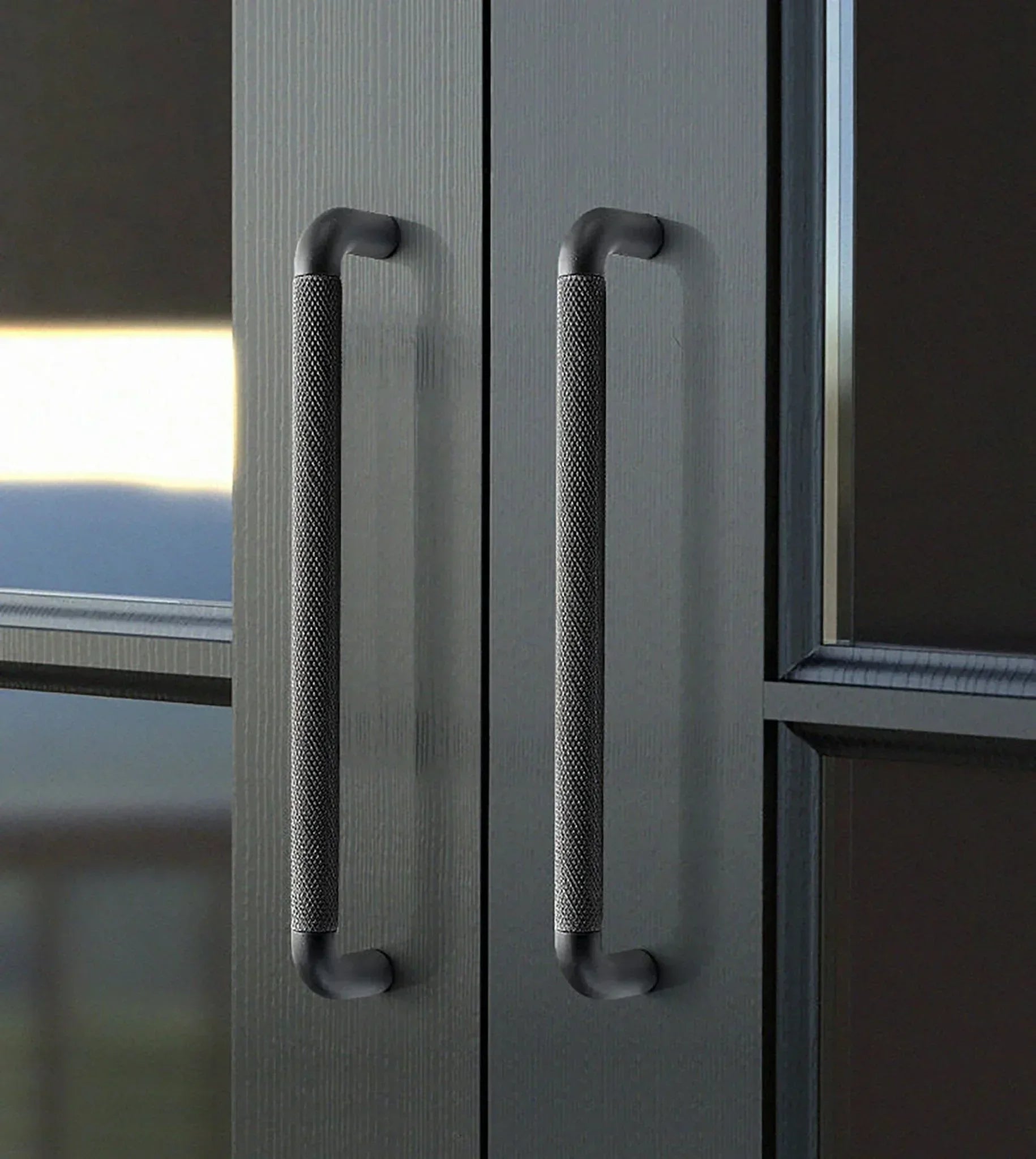 The Mantara AL-0001 Ornate Knurled Knob is a modern aluminum alloy knob in grey matte finish, ideal for doors and cabinets.