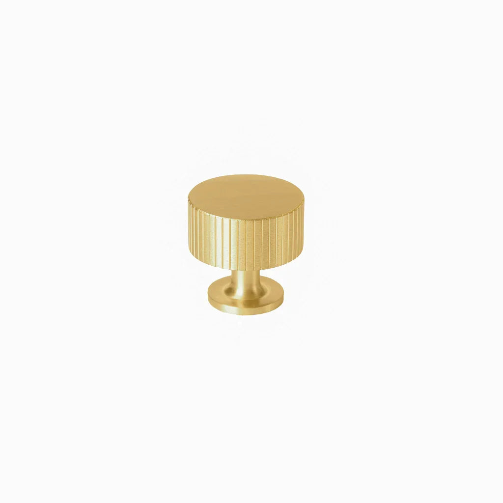 The Mantara B-0051 Oro Knob is a modern brass knob in polished gold and bronze, perfect for doors, drawers, and cabinets.